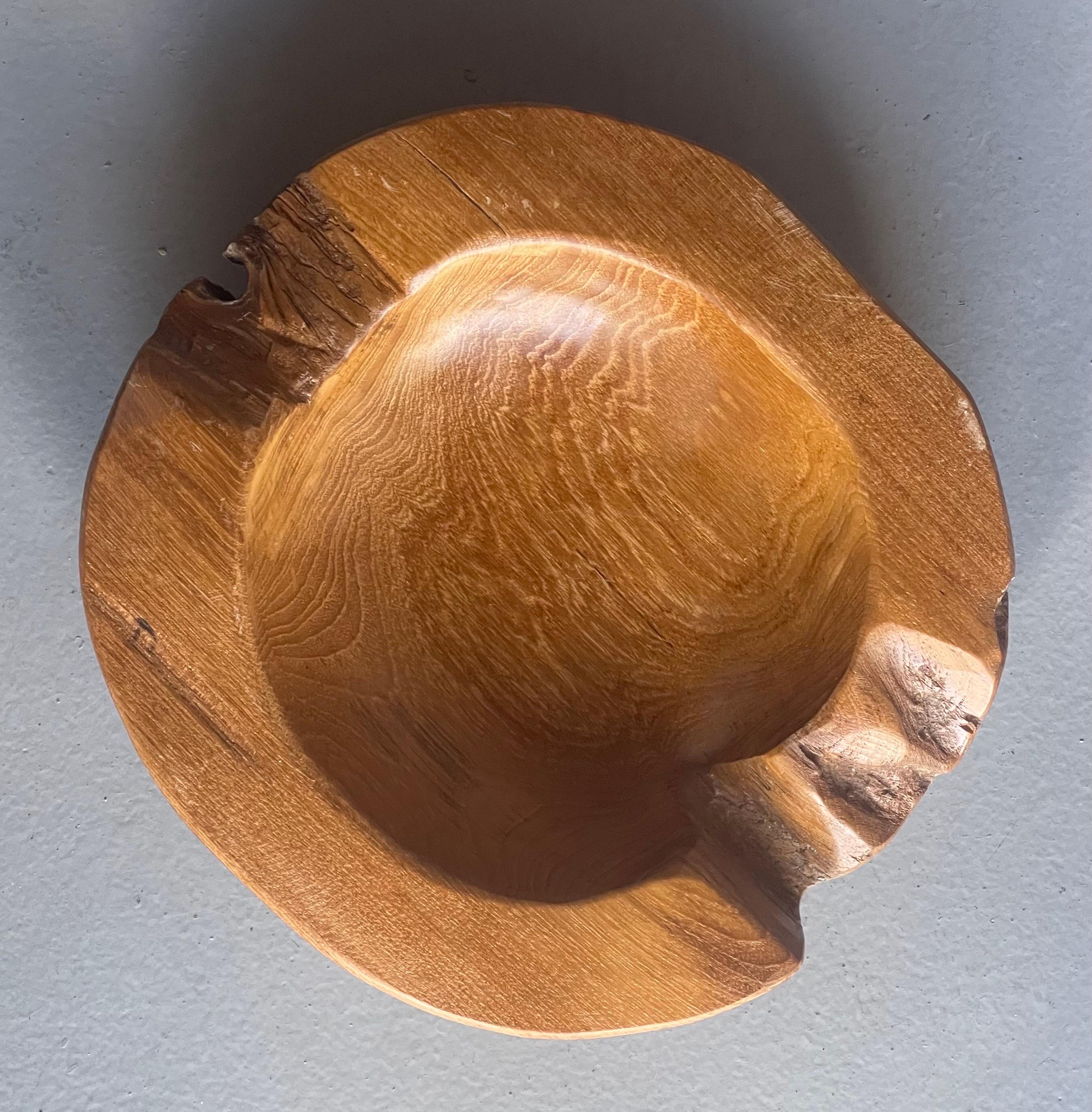 Round Natural Freeform Teak Bowl In Good Condition For Sale In San Diego, CA