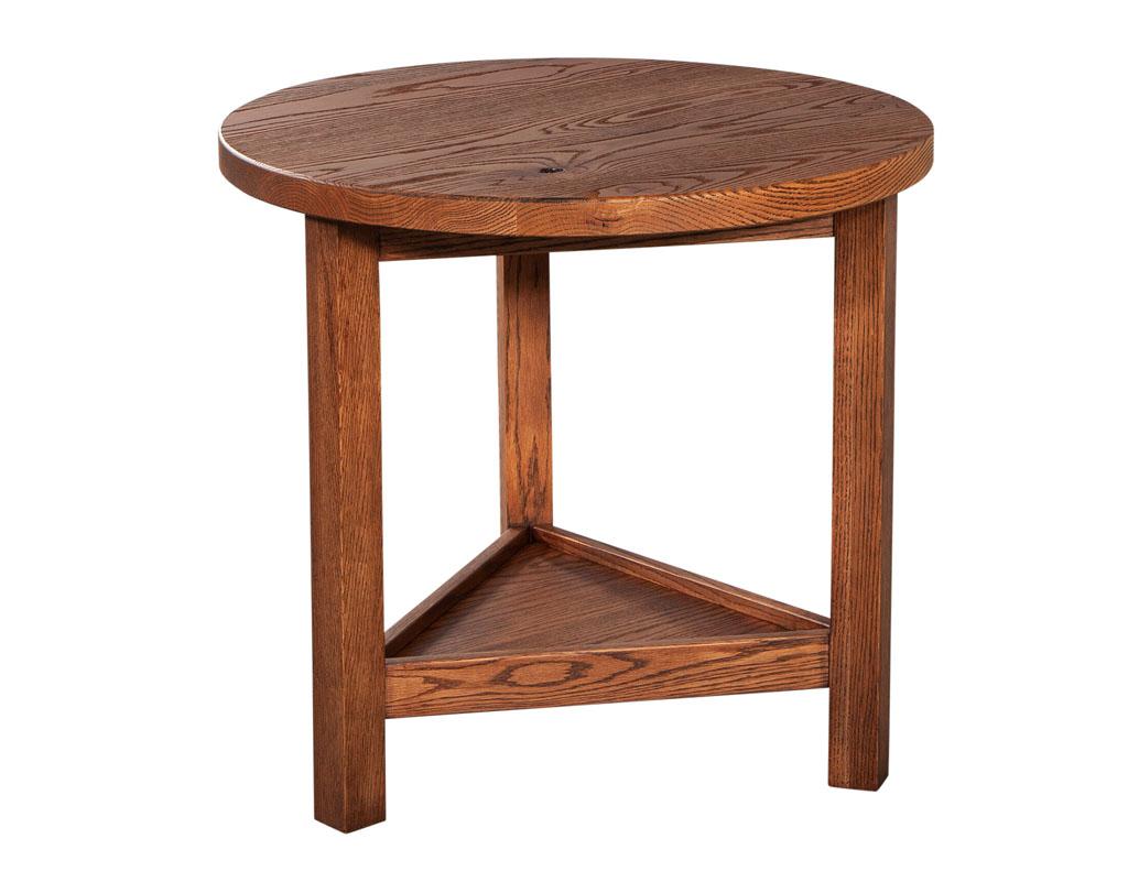 Moderne Table d'appoint ronde en chêne naturel par Ellen Degeneres Forge en vente