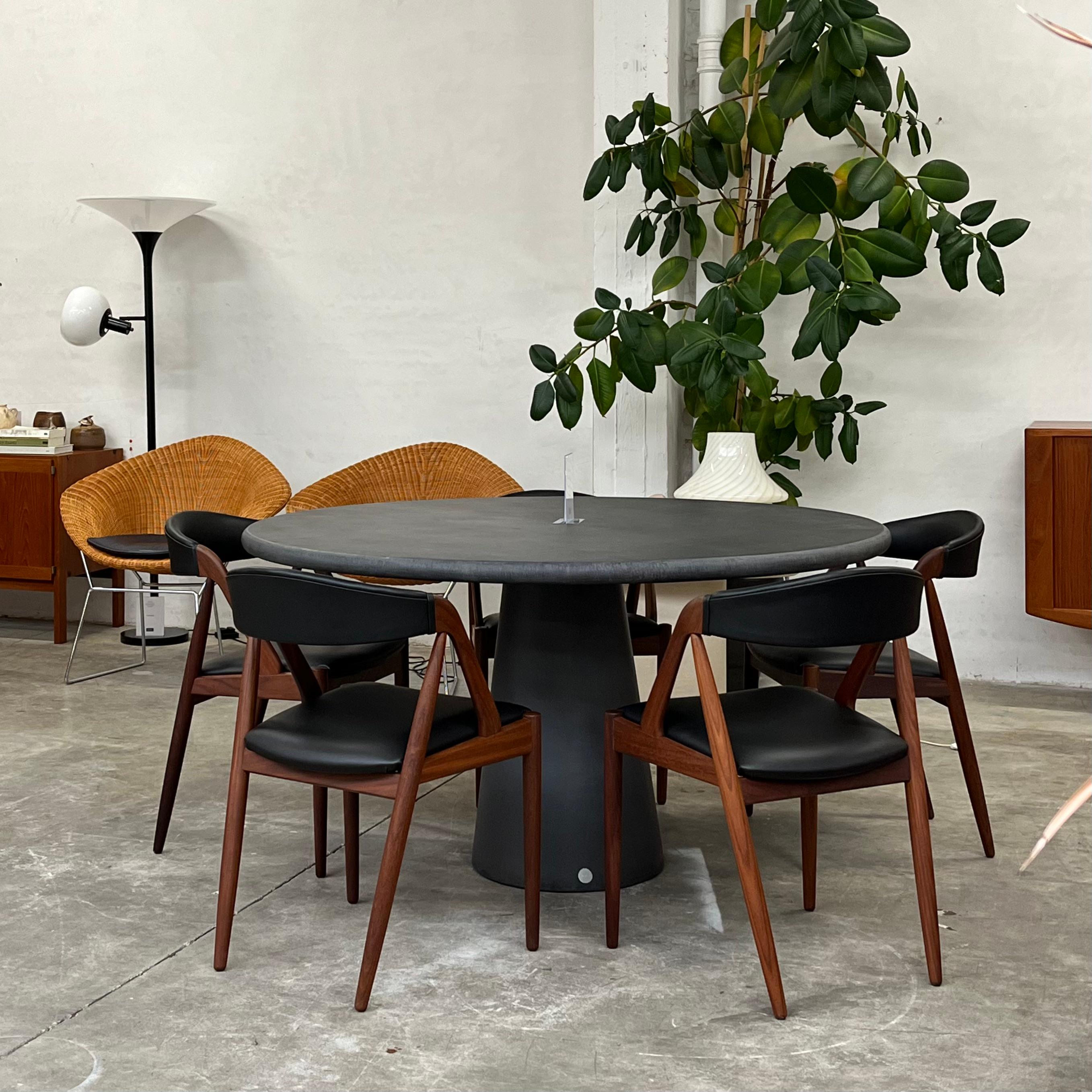 XXIe siècle et contemporain Table de salle à manger ronde en plâtre naturel cône 140 d' Isabelle Beaumont en vente