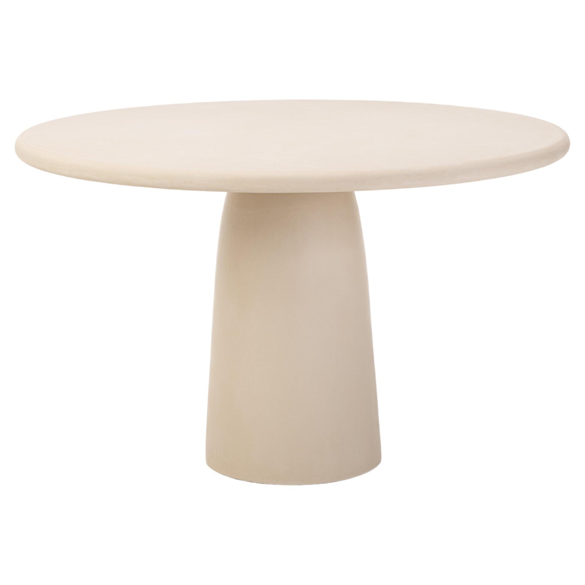 Minimaliste Table de salle à manger ronde en plâtre naturel Menhir 120 par Isabelle Beaumont en vente