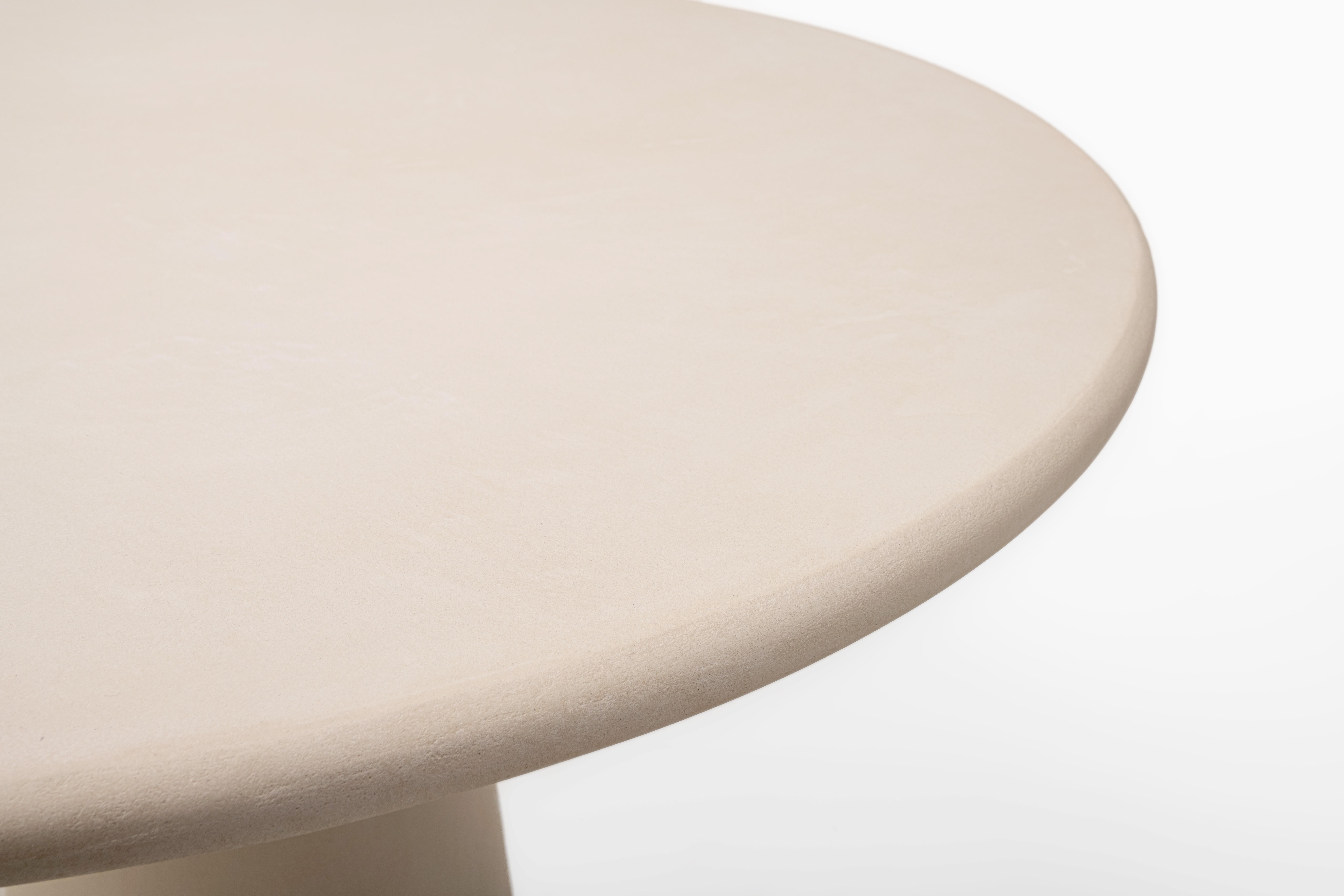 Belge Table de salle à manger ronde en plâtre naturel Menhir 120 par Isabelle Beaumont en vente