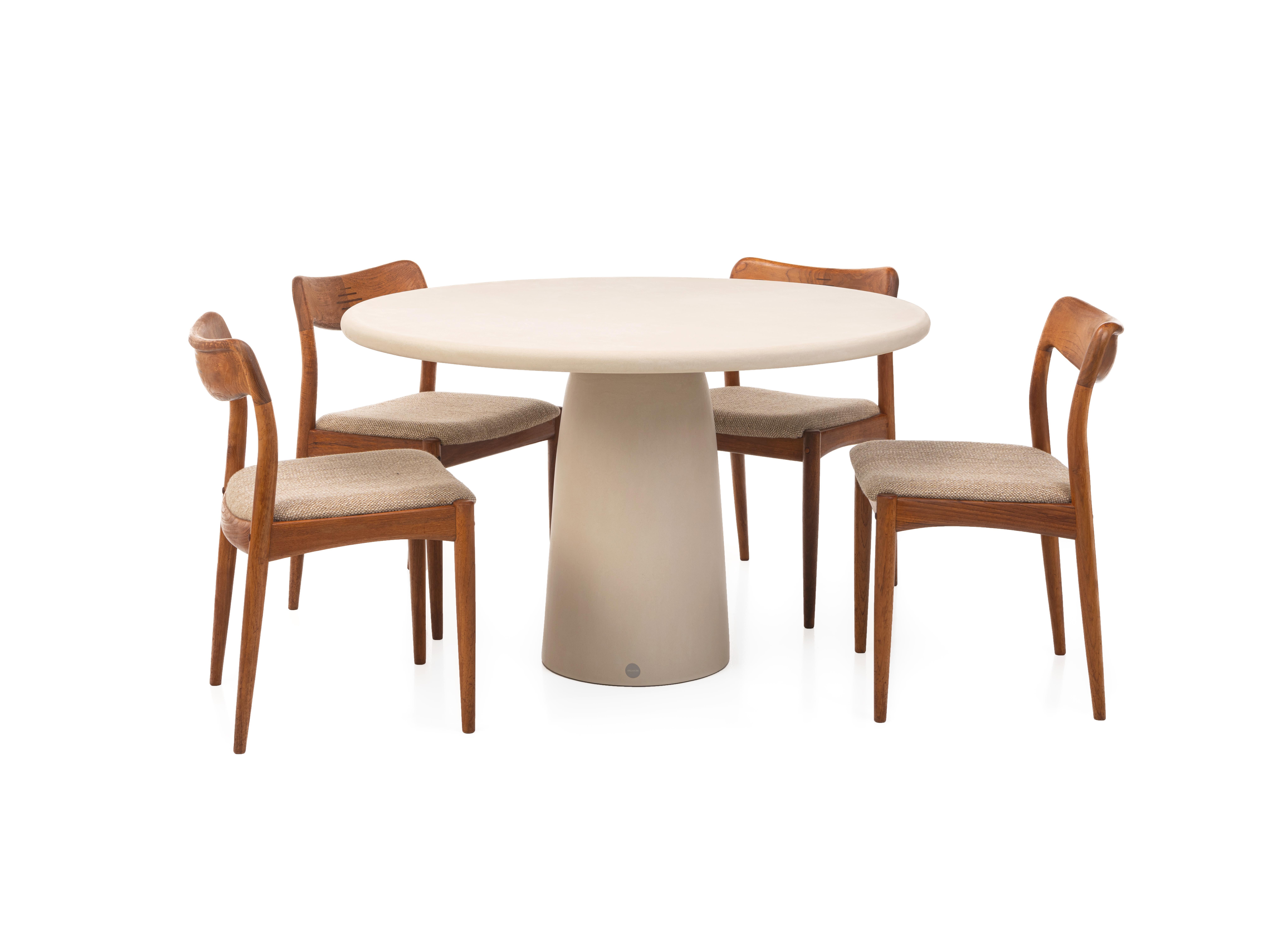XXIe siècle et contemporain Table de salle à manger ronde en plâtre naturel Menhir 120 par Isabelle Beaumont en vente
