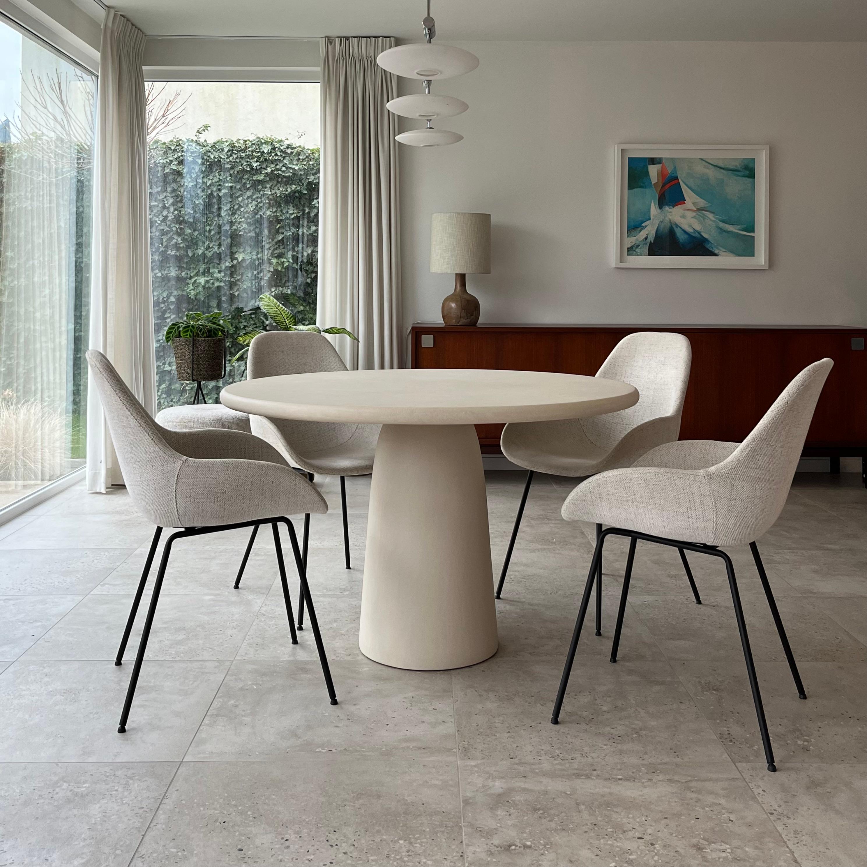 Ciment Table de salle à manger ronde en plâtre naturel Menhir 120 par Isabelle Beaumont en vente