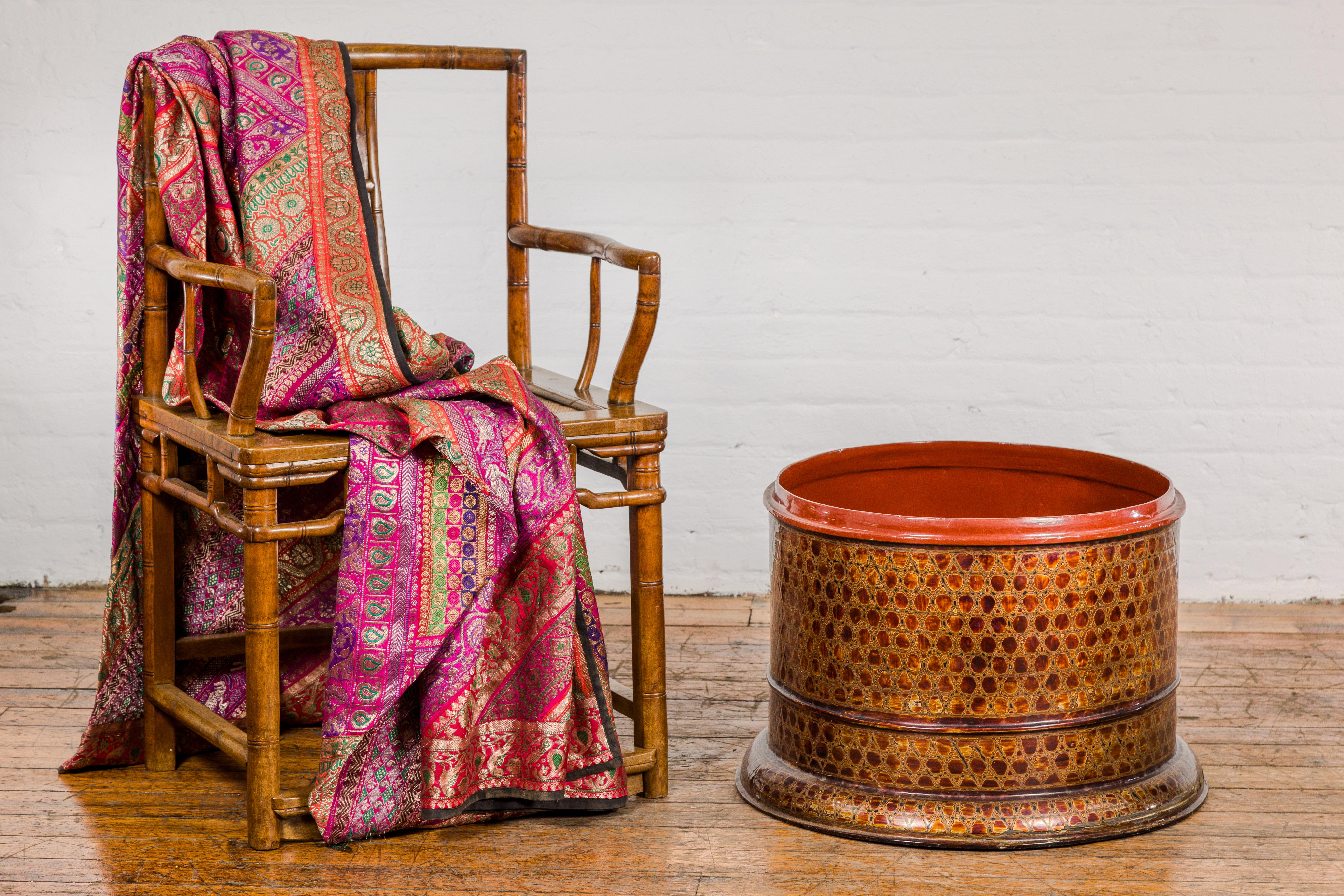 A round vintage lacquered storage bin from the mid-20th century with snake skin patterns. Immerse your home in the rich traditions and captivating beauty of Asian craftsmanship with this exquisite vintage Negora lacquer storage bin from the mid-20th