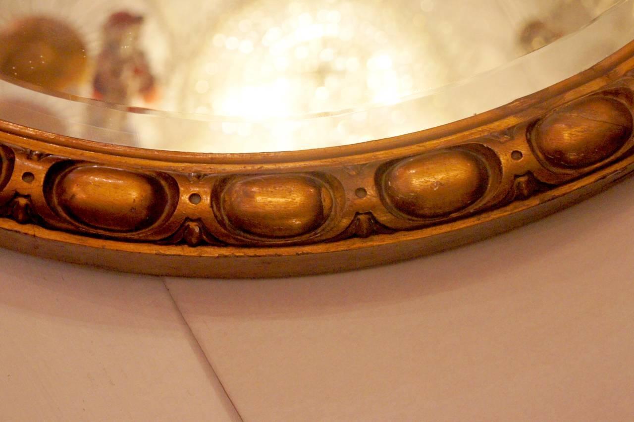 Doré Miroir rond néoclassique en bois doré en vente