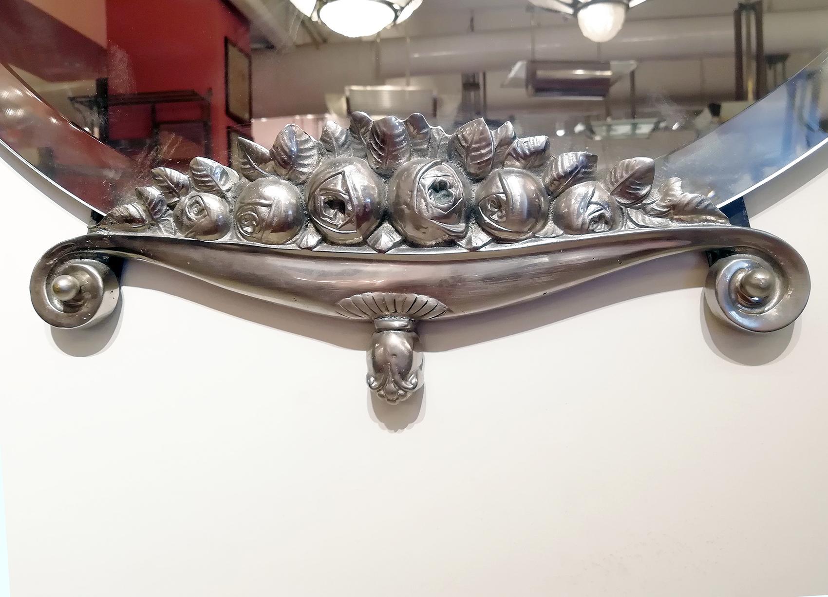Round Nickel-Plated French Art Deco Wall Mirror In Good Condition For Sale In Beirut, LB
