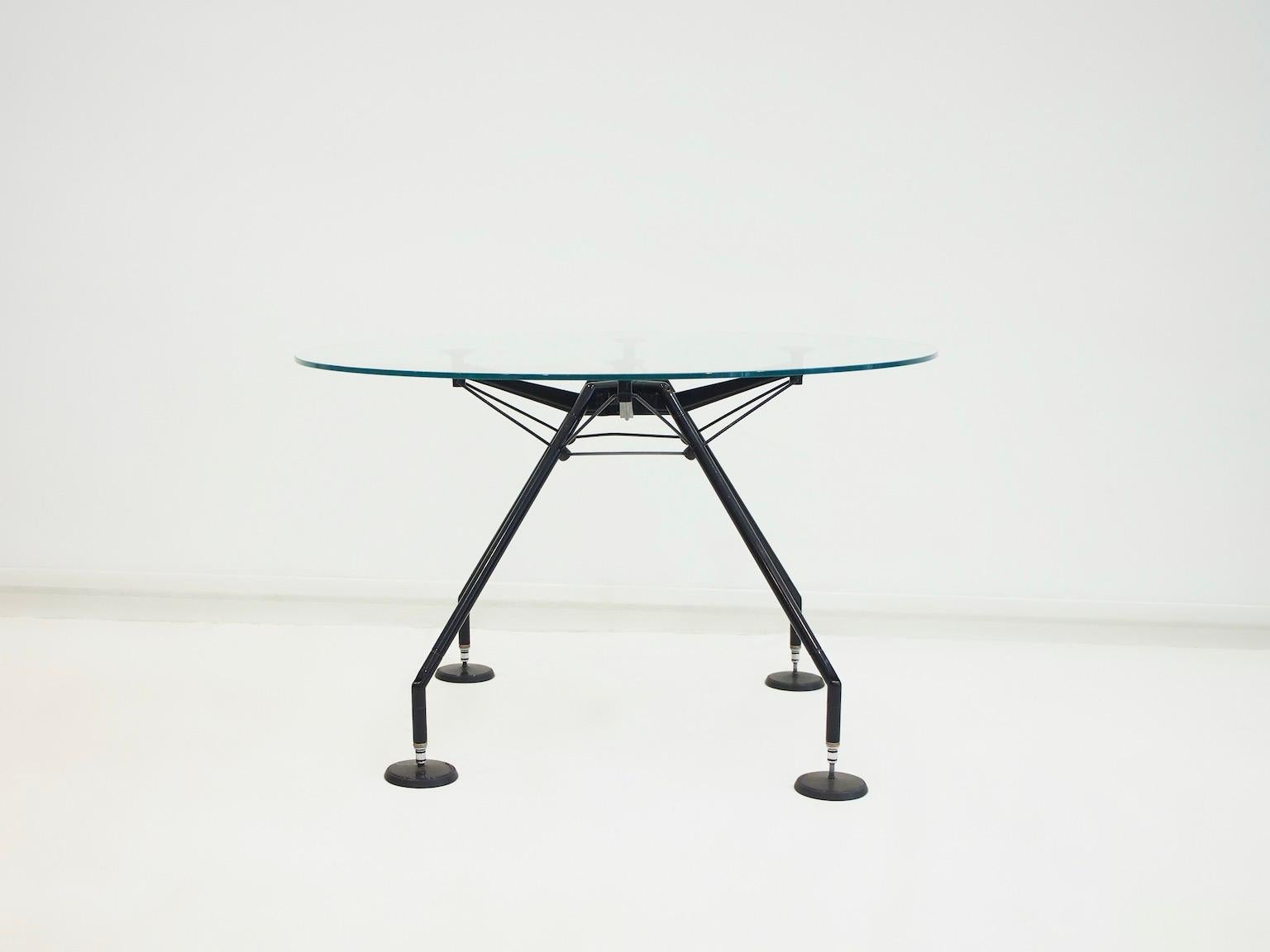 Runder Tisch, Modell Nomos, Entwurf von Sir Norman Foster & Partner für Tecno, Italien. Entworfen im Jahr 1986. Schwarz lackiertes Metall, Kunststoff. Lose Klarglasplatte. Marke des Herstellers. Geringe Gebrauchsspuren.