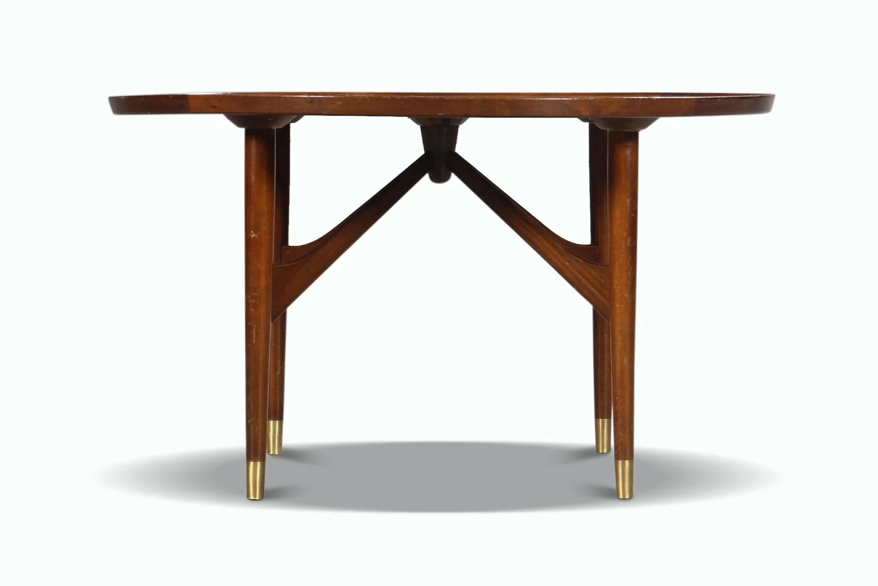 Origine : Danemark
Design/One : William Watting
Fabricant : Inconnu
Époque : 1950
MATERIAL : Bois de noyer, Beeche
Dimensions : 38.75″ de diamètre x 22.25″ de hauteur

Condit : En excellent état d'origine.