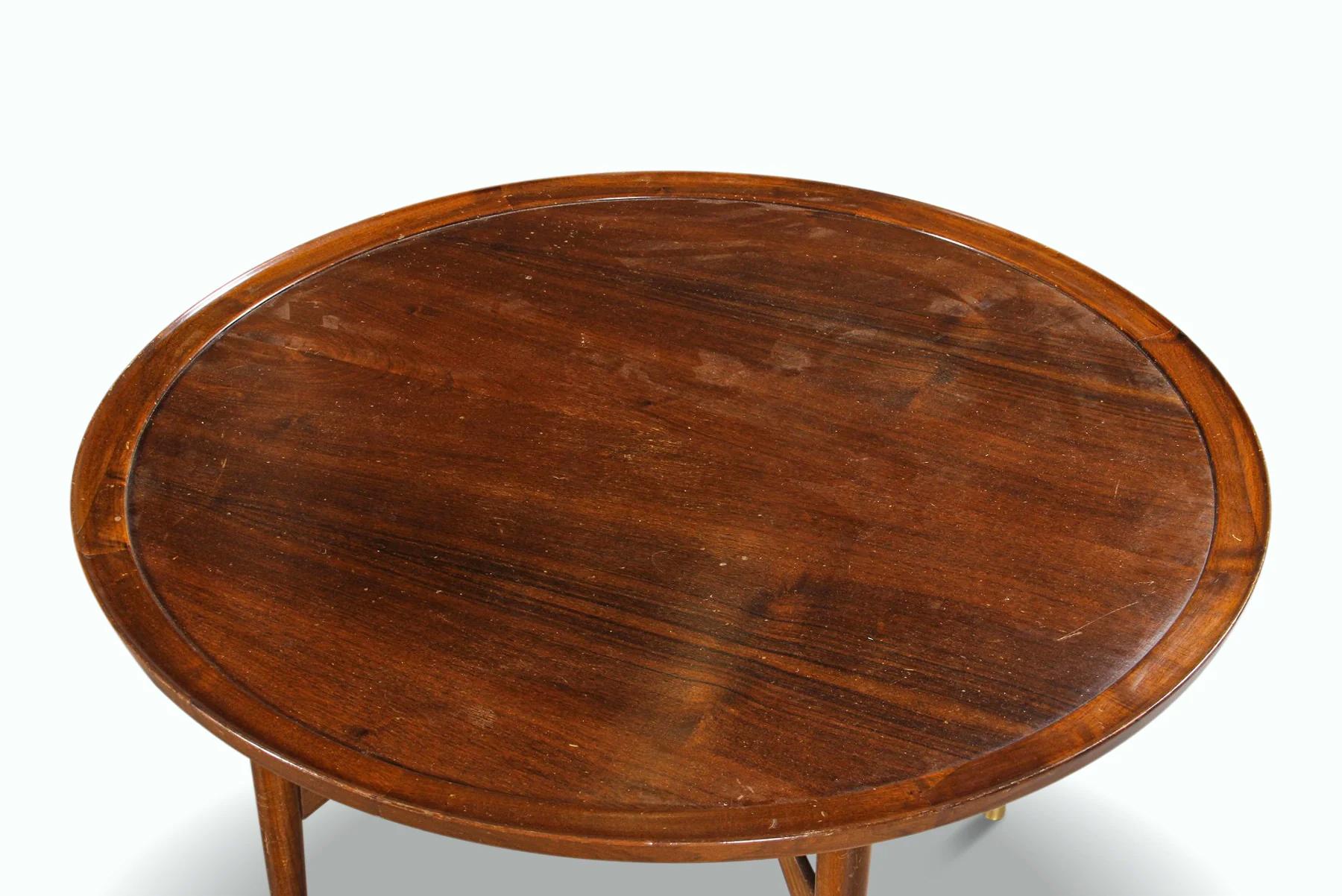 Mid-Century Modern Table basse ronde en bois de noyer par William Watting en vente