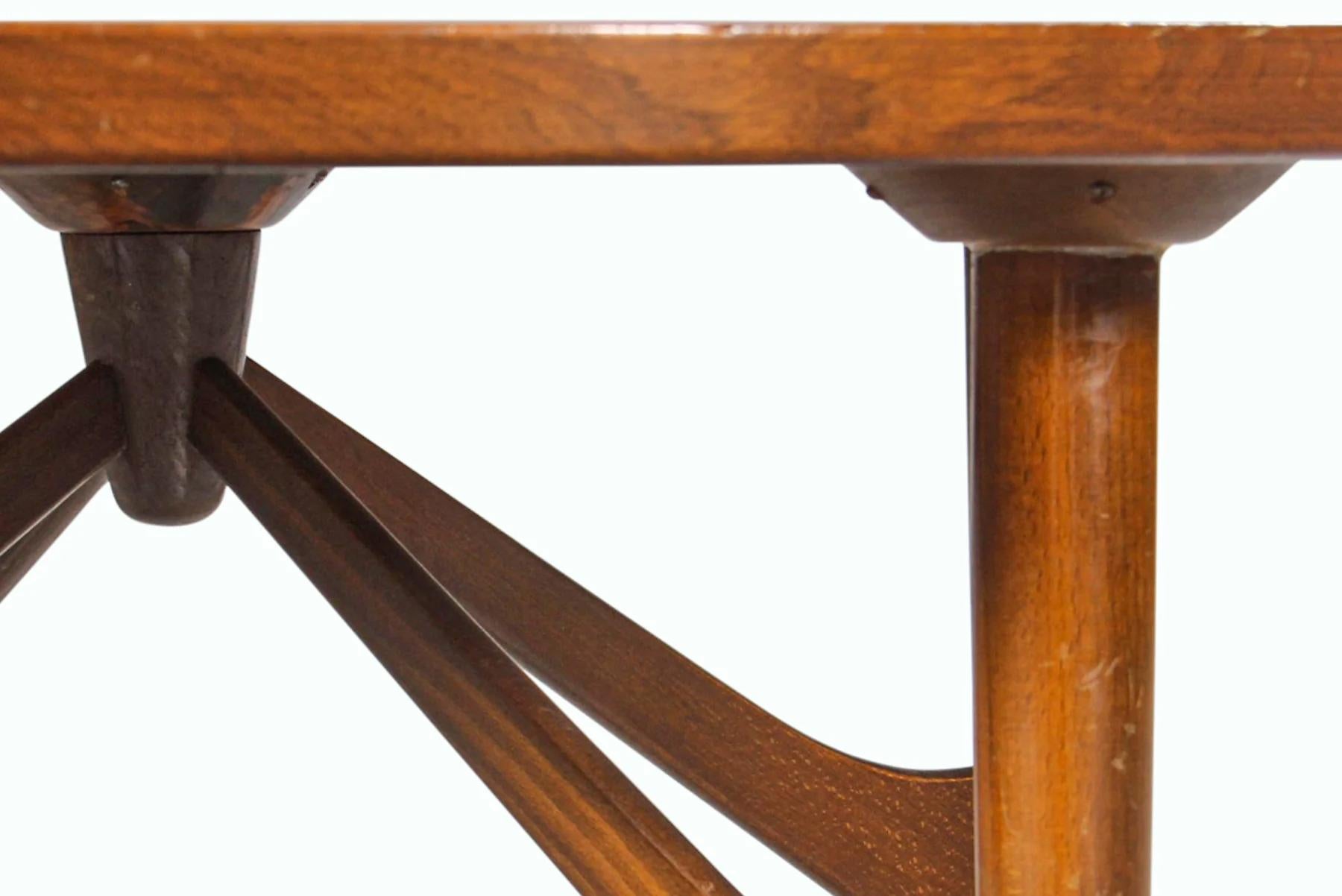 Danois Table basse ronde en bois de noyer par William Watting en vente