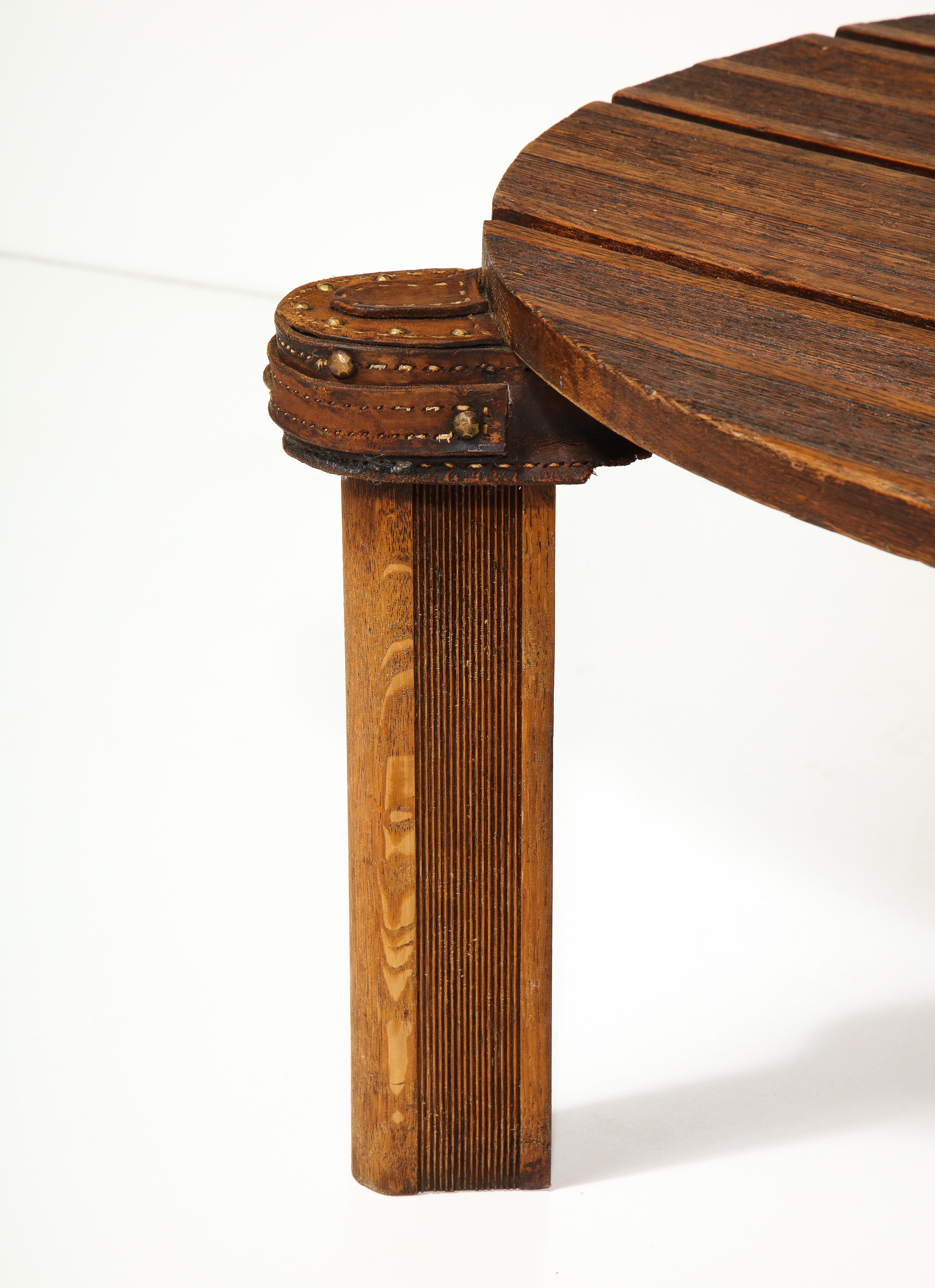 Pelle Tavolino da caffè rotondo in Oak e pelle di Jacques Adnet, Francia, c.. Metà del XX secolo in vendita