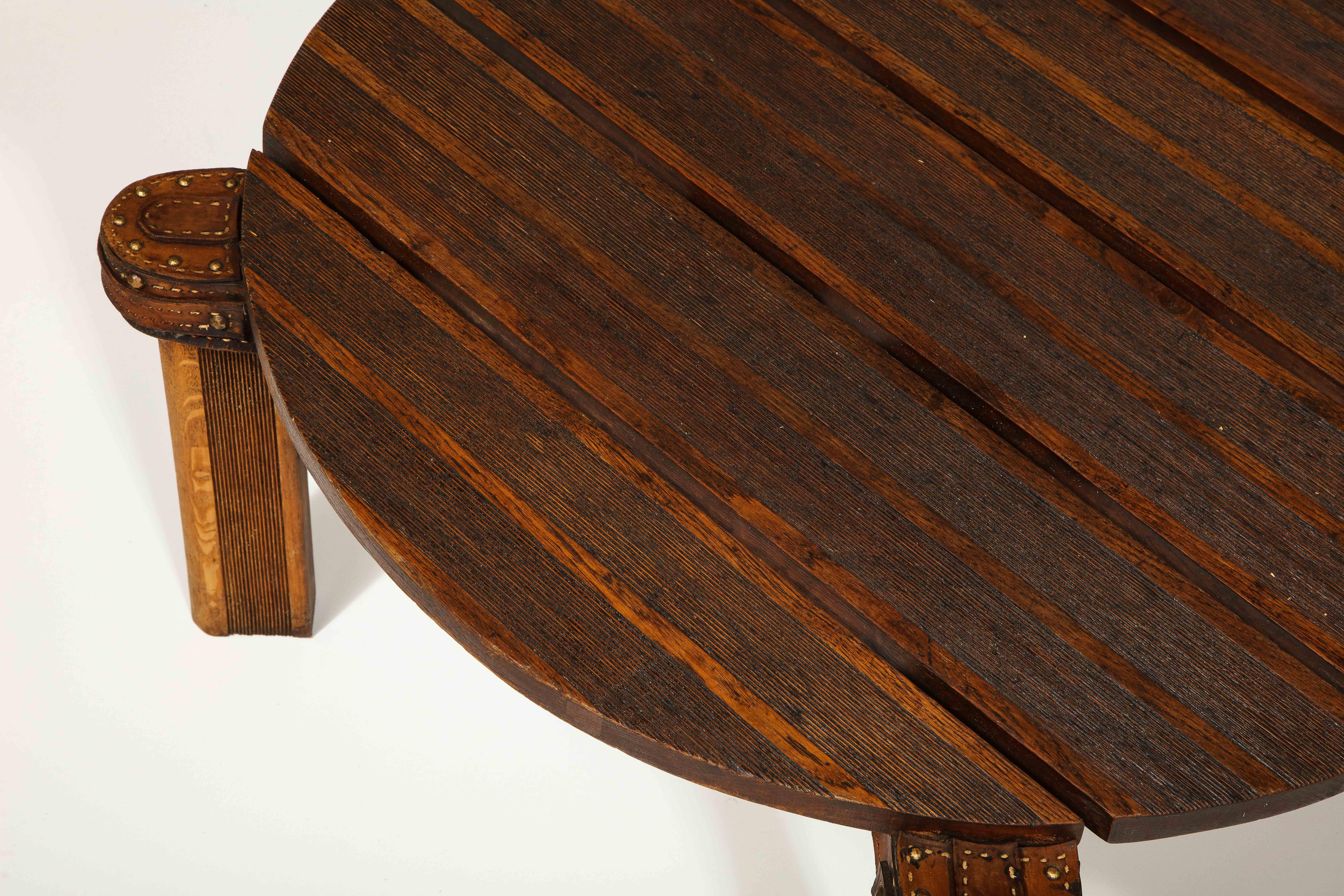 Tavolino da caffè rotondo in Oak e pelle di Jacques Adnet, Francia, c.. Metà del XX secolo in vendita 2