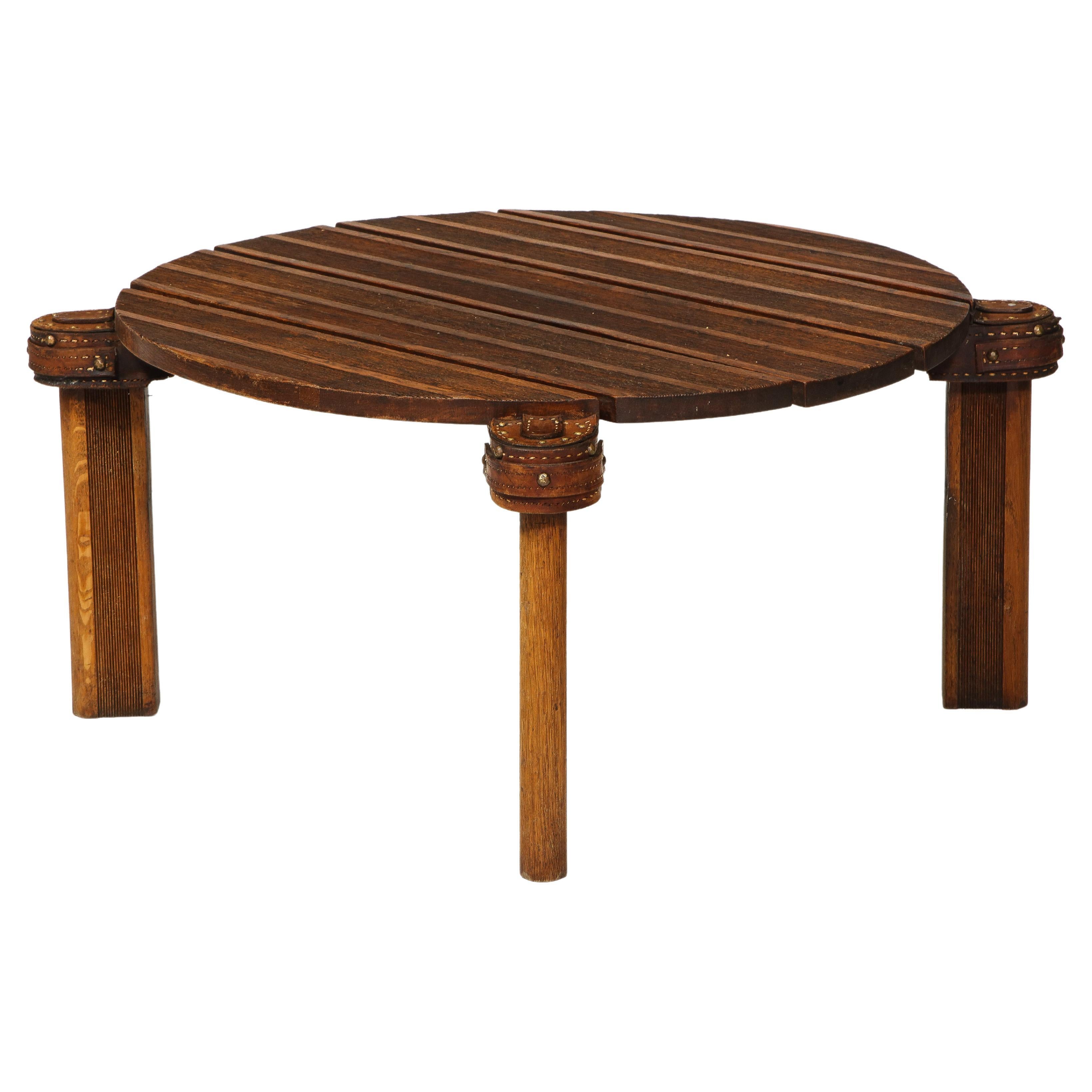 Table basse ronde en chêne et cuir de Jacques Adnet, France, c. Milieu du 20e siècle