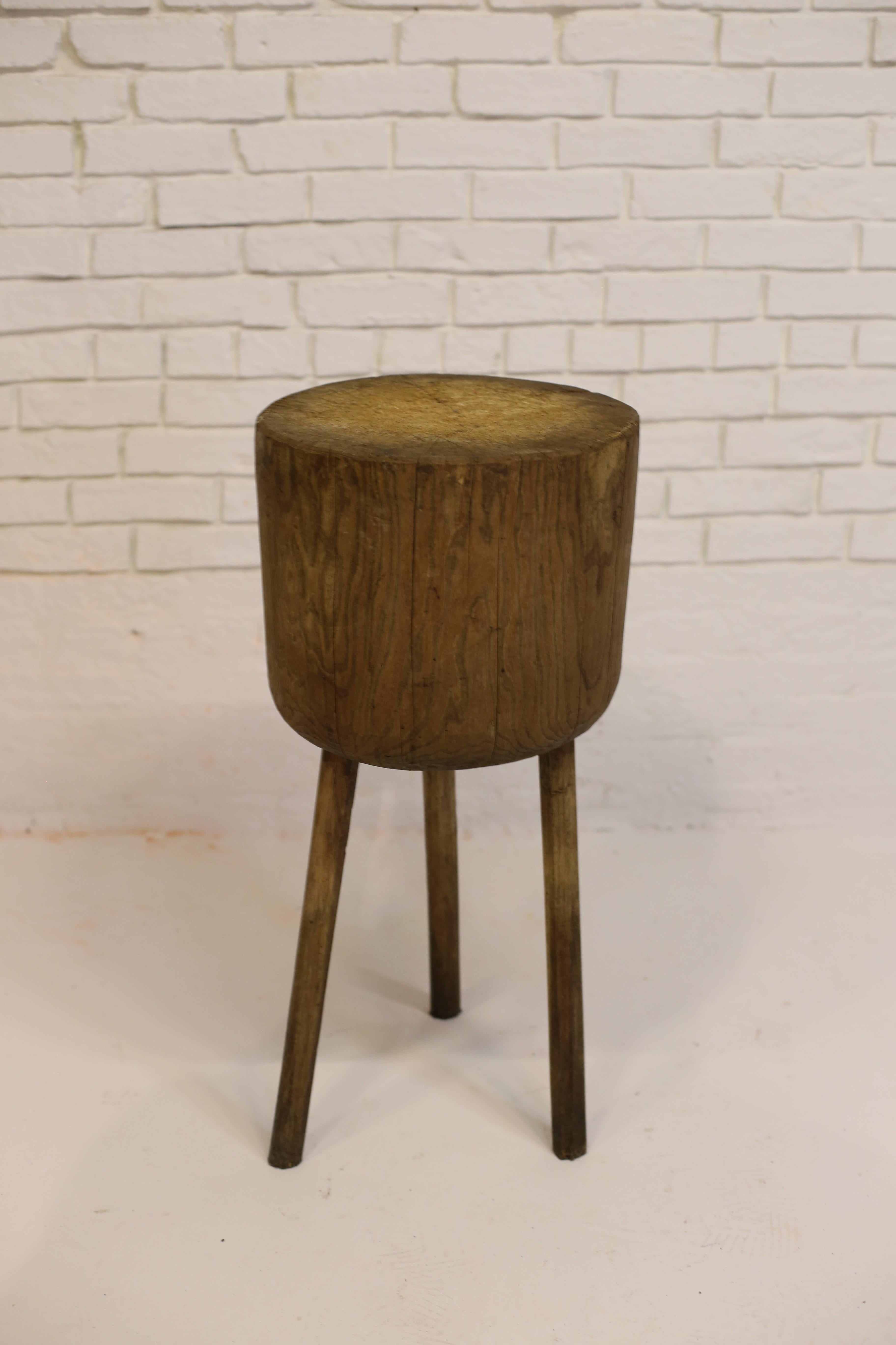 Magnifique table à plateau en chêne massif ; construction tripode simple, beau chêne, et avec beaucoup de caractère et d'activité sur le plateau. 

La table est solide et robuste. 