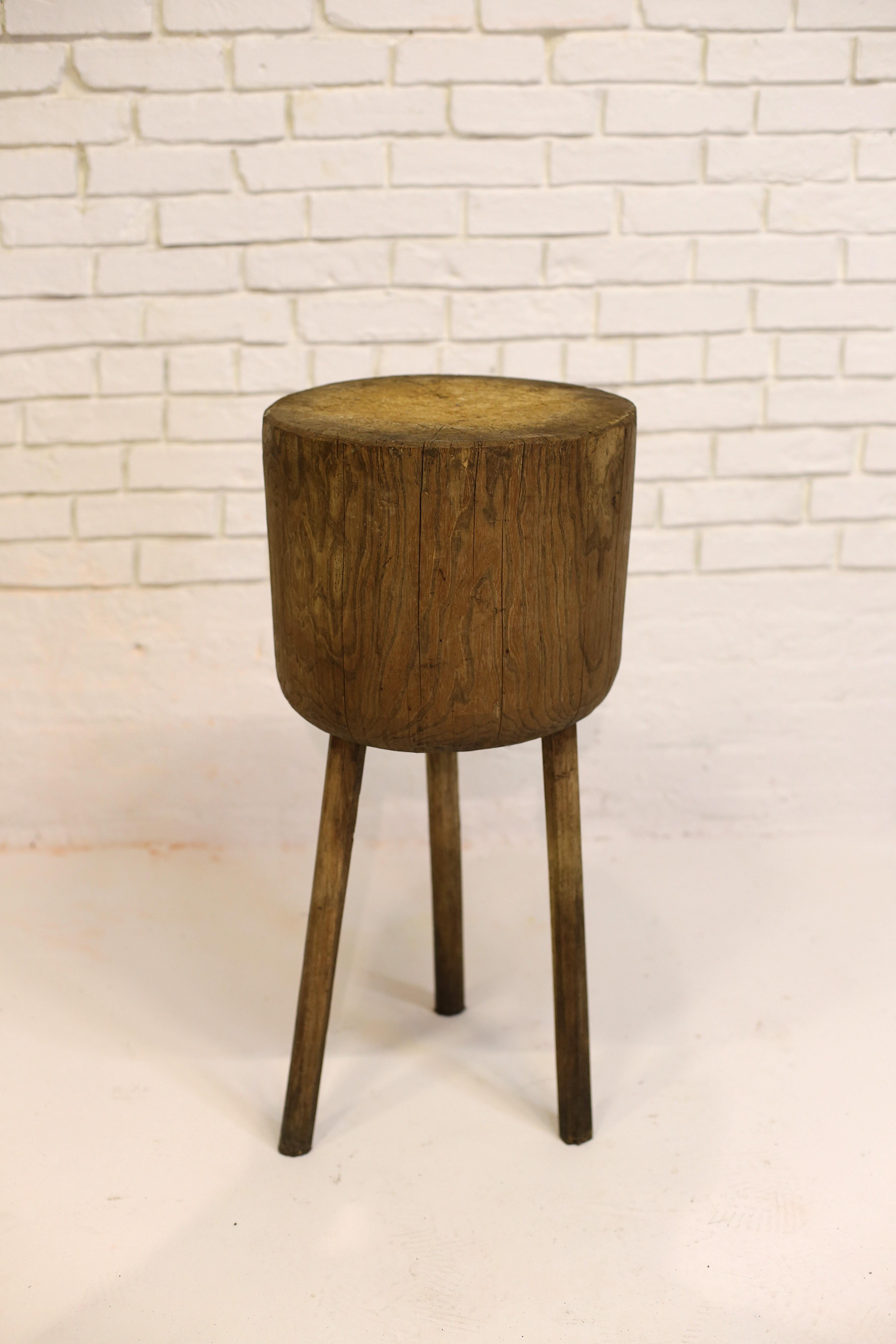 Atractiva mesa de bloque de carnicero de roble macizo; sencilla construcción de trípode, hermoso roble y con mucho carácter y actividad en la parte superior. 

La mesa es sólida y robusta. 
