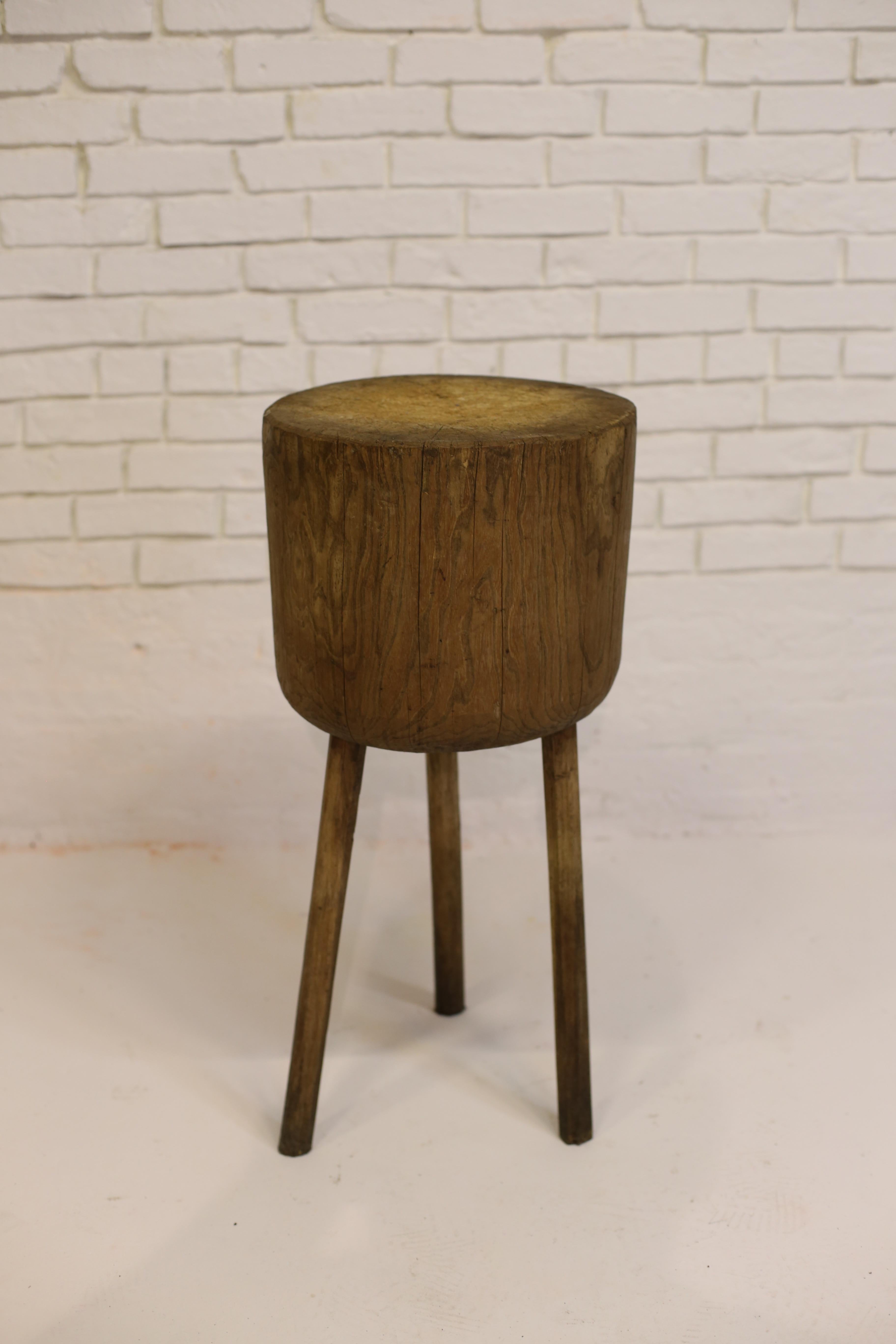 Primitif Table ronde en chêne Butching, Hongrie centrale, 19e siècle en vente