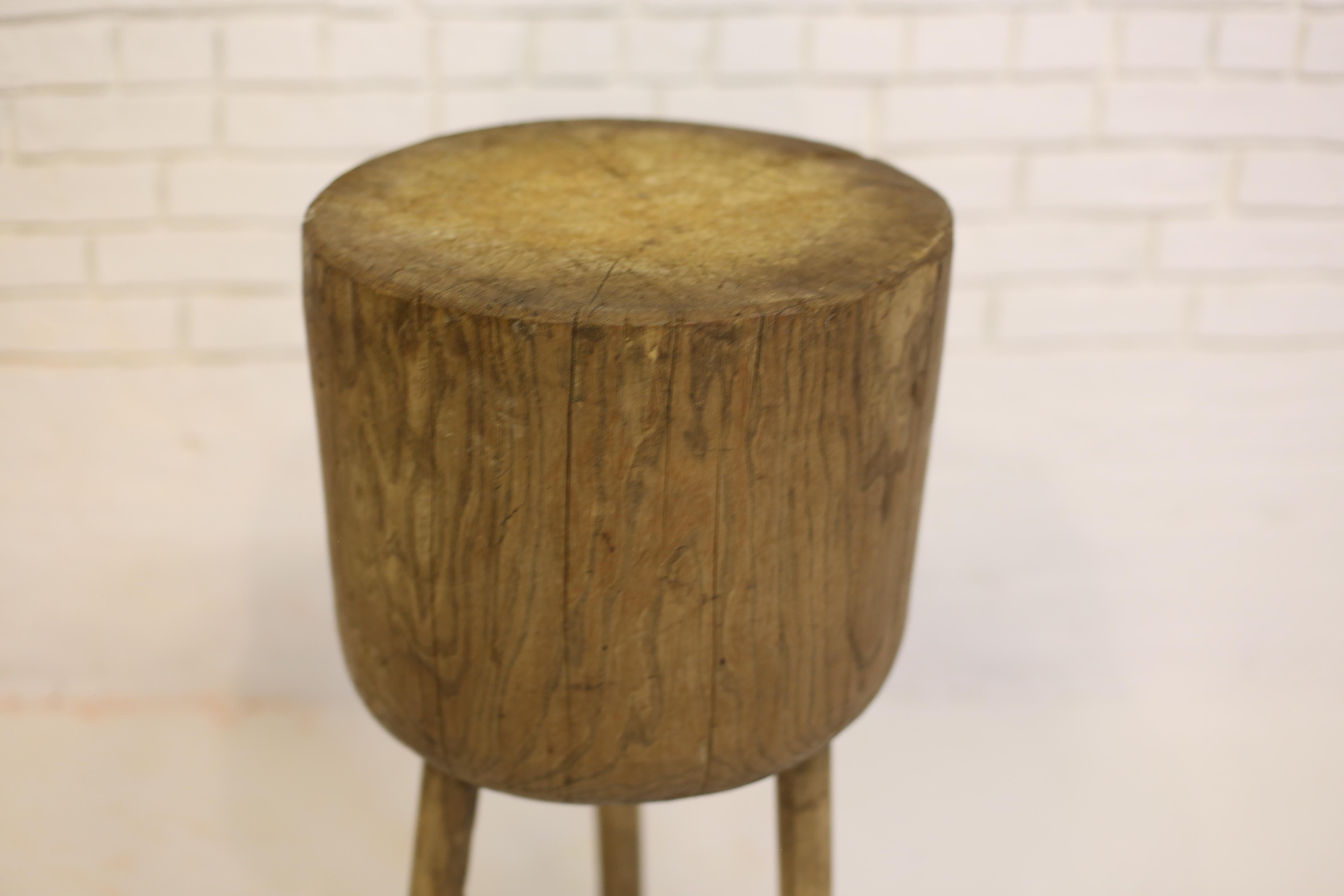 Table ronde en chêne Butching, Hongrie centrale, 19e siècle État moyen - En vente à New York, NY