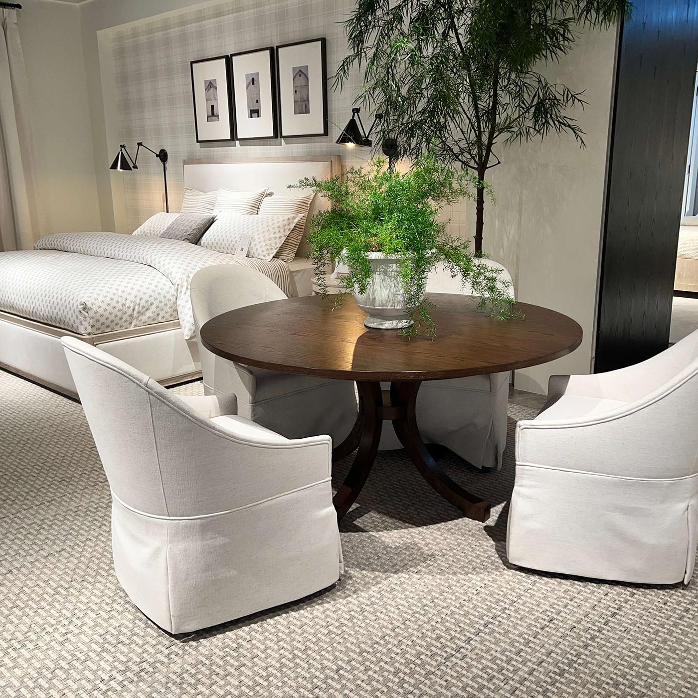 Fabricada en roble y acabada en un rico tono Brownstone, esta pieza combina la artesanía tradicional con una silueta de inspiración costera. La parte superior redonda proporciona una presencia suave y acogedora, por lo que es ideal tanto para