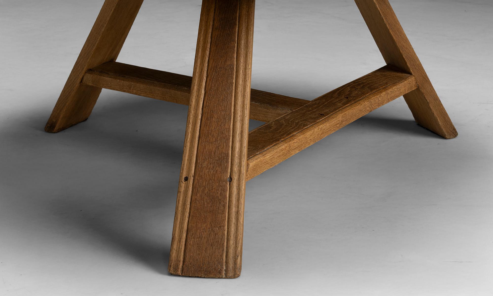 Round Oak Coffee Table, Belgium circa 1960 Bon état - En vente à Culver City, CA