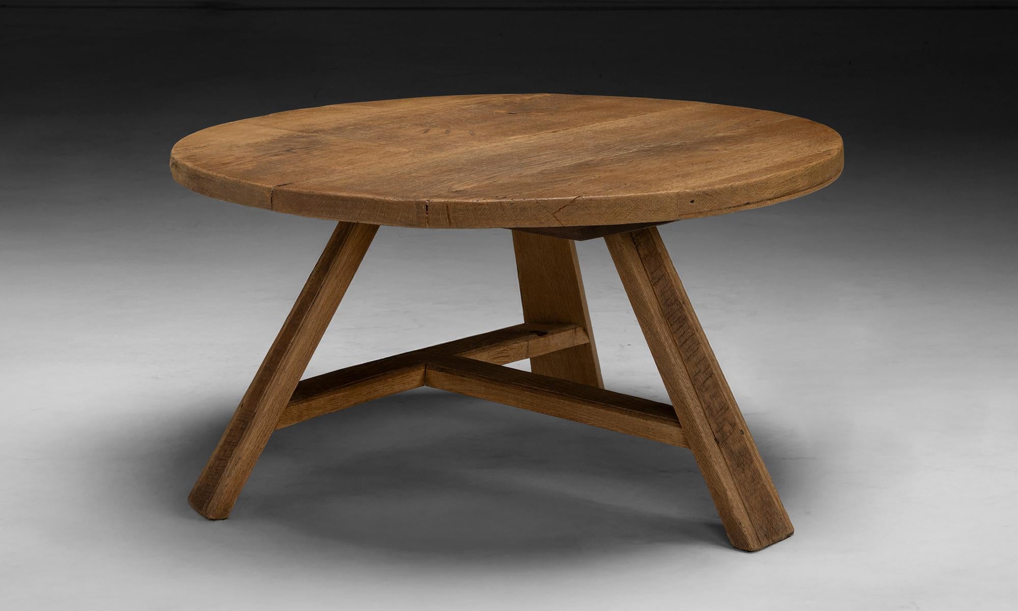 Milieu du XXe siècle Round Oak Coffee Table, Belgium circa 1960 en vente