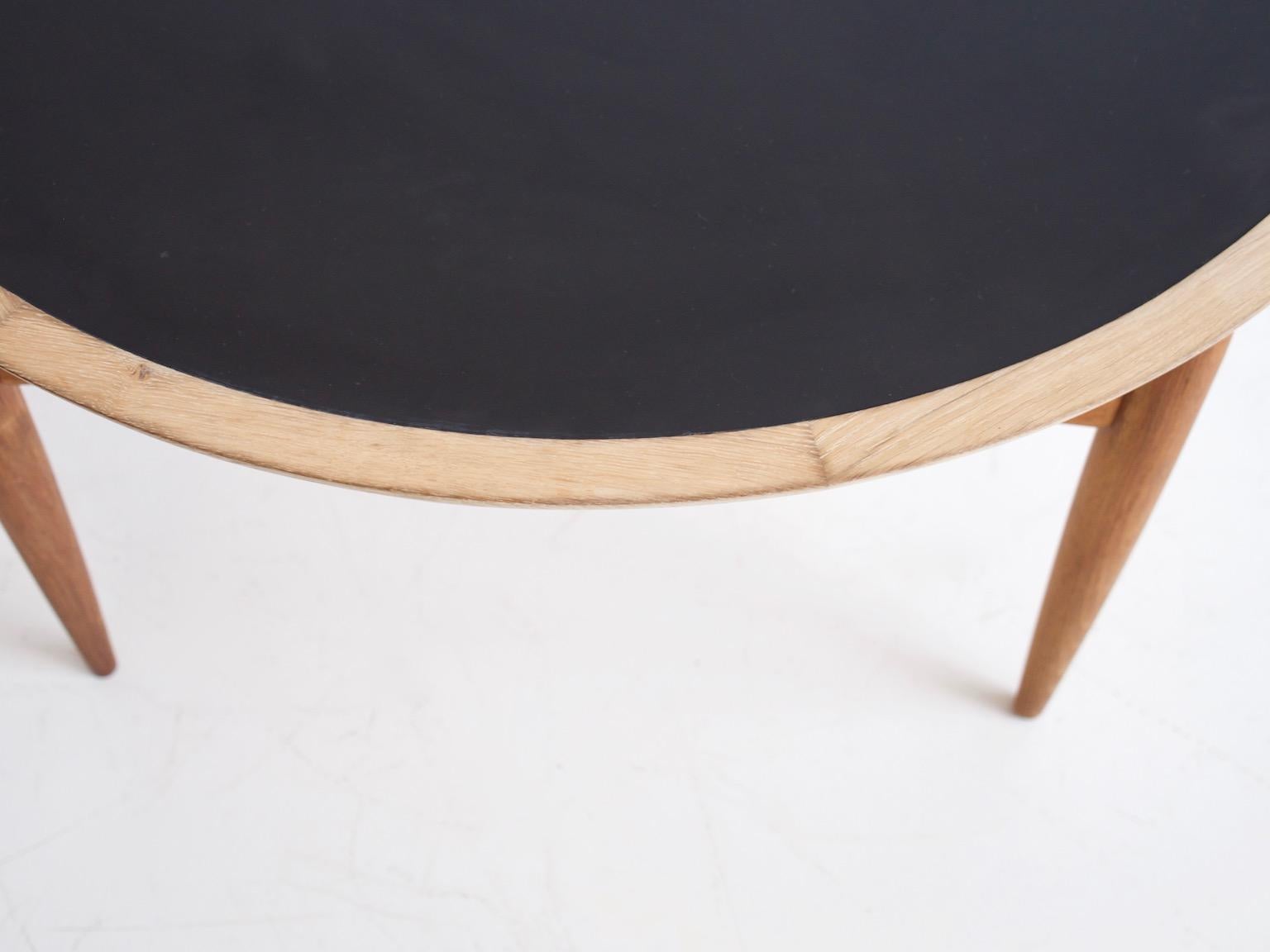 Round Oak Coffee Table by Ludvig Pontoppidan In Good Condition In Madrid, ES