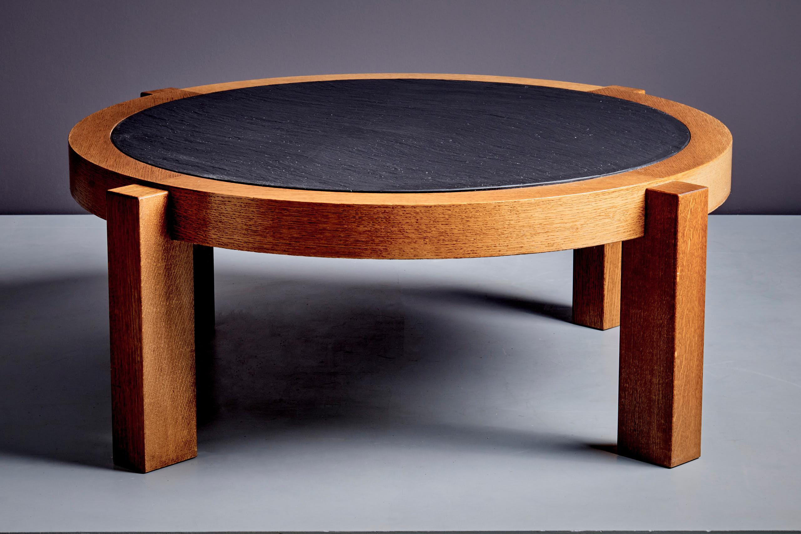 Français Table basse ronde en Oak avec plateau en ardoise foncée France, années 1960 en vente