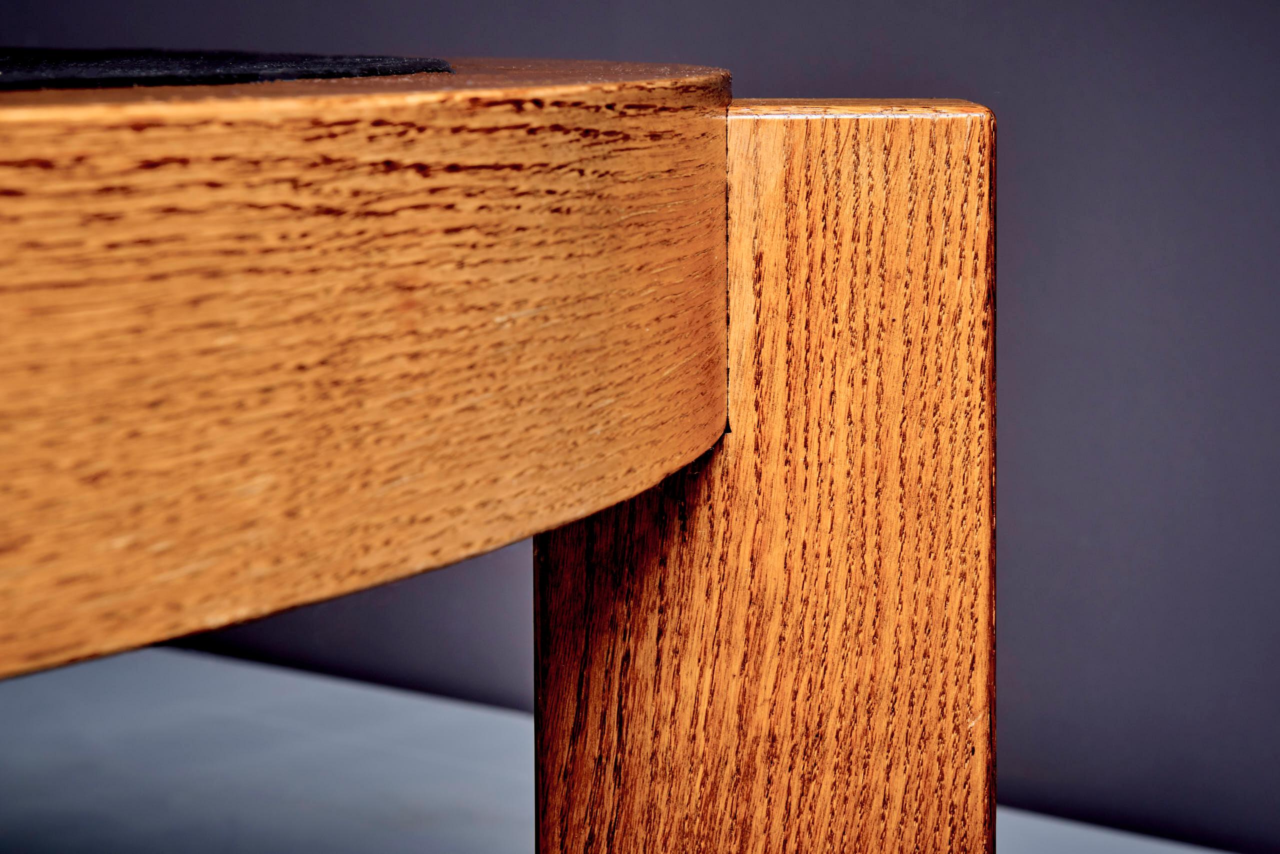Table basse ronde en Oak avec plateau en ardoise foncée France, années 1960 en vente 1