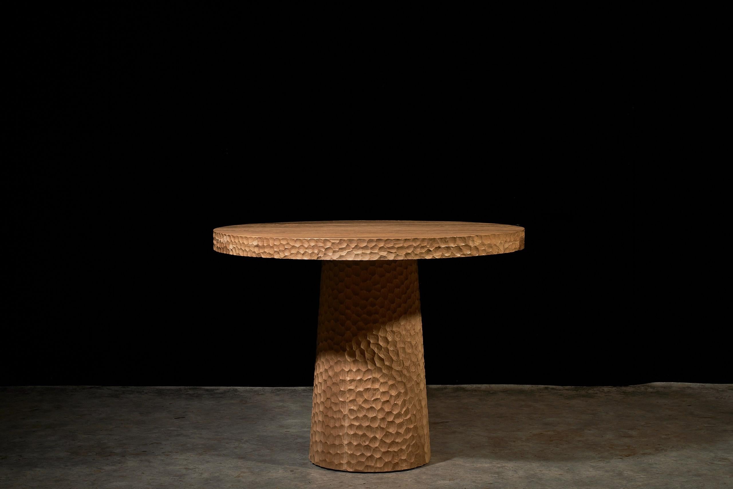 Moldave Table de salle à manger ronde en Oak Ø120 cm avec texture sculptée à la main et base conique en vente