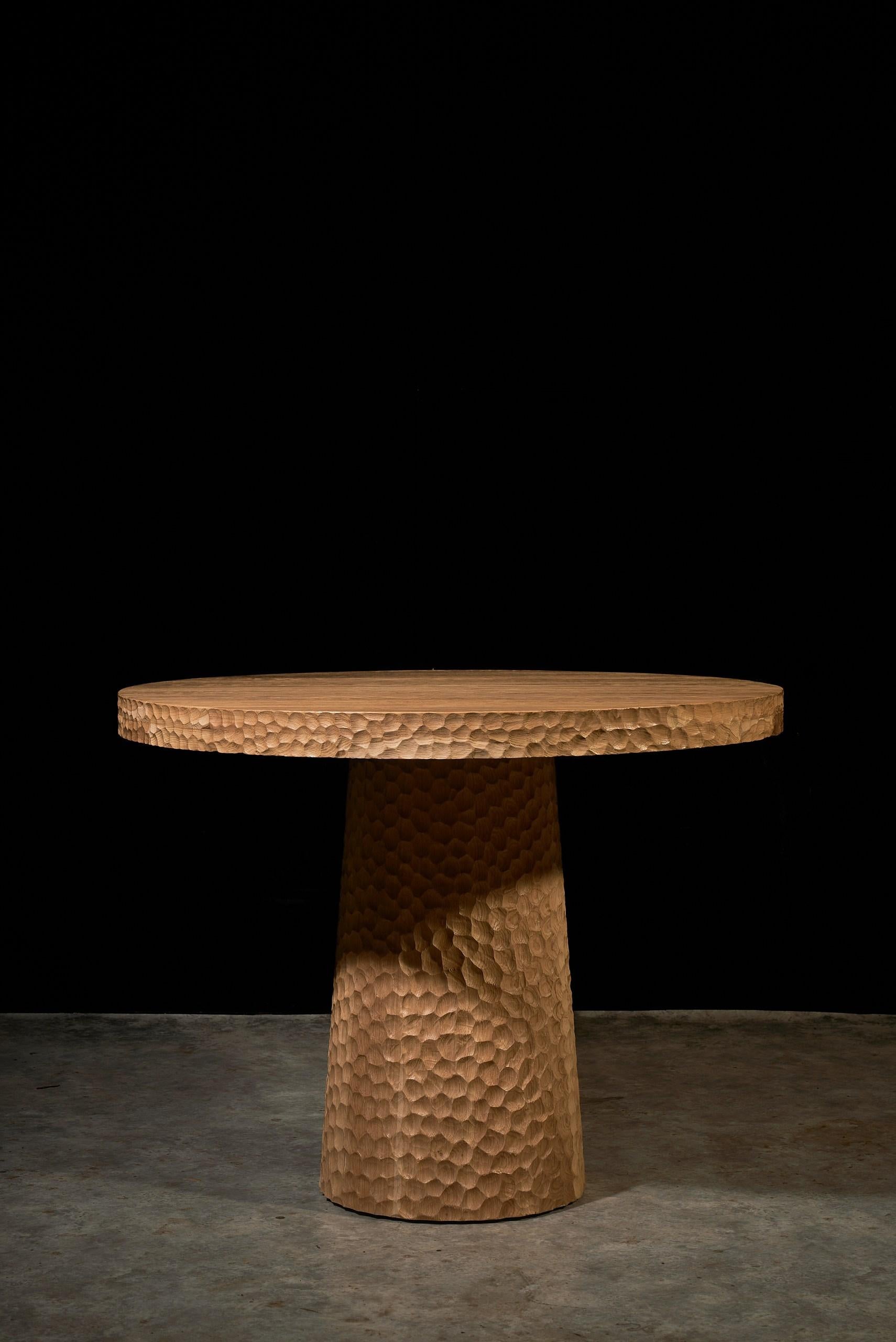 Sculpté à la main Table de salle à manger ronde en Oak Ø120 cm avec texture sculptée à la main et base conique en vente