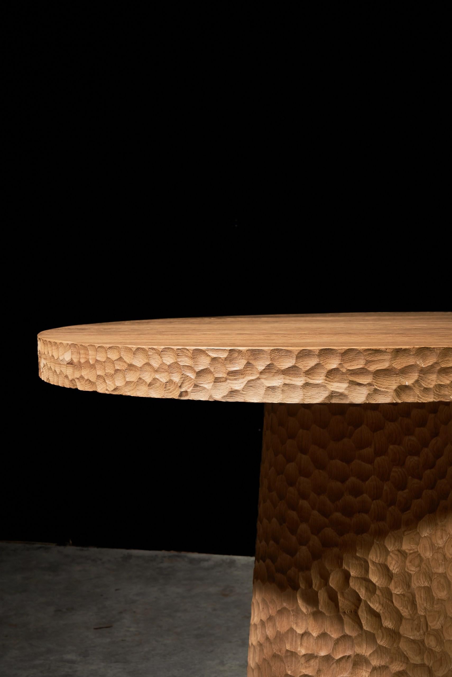 Table de salle à manger ronde en Oak Ø120 cm avec texture sculptée à la main et base conique Neuf - En vente à Burlăceni, Cahul District