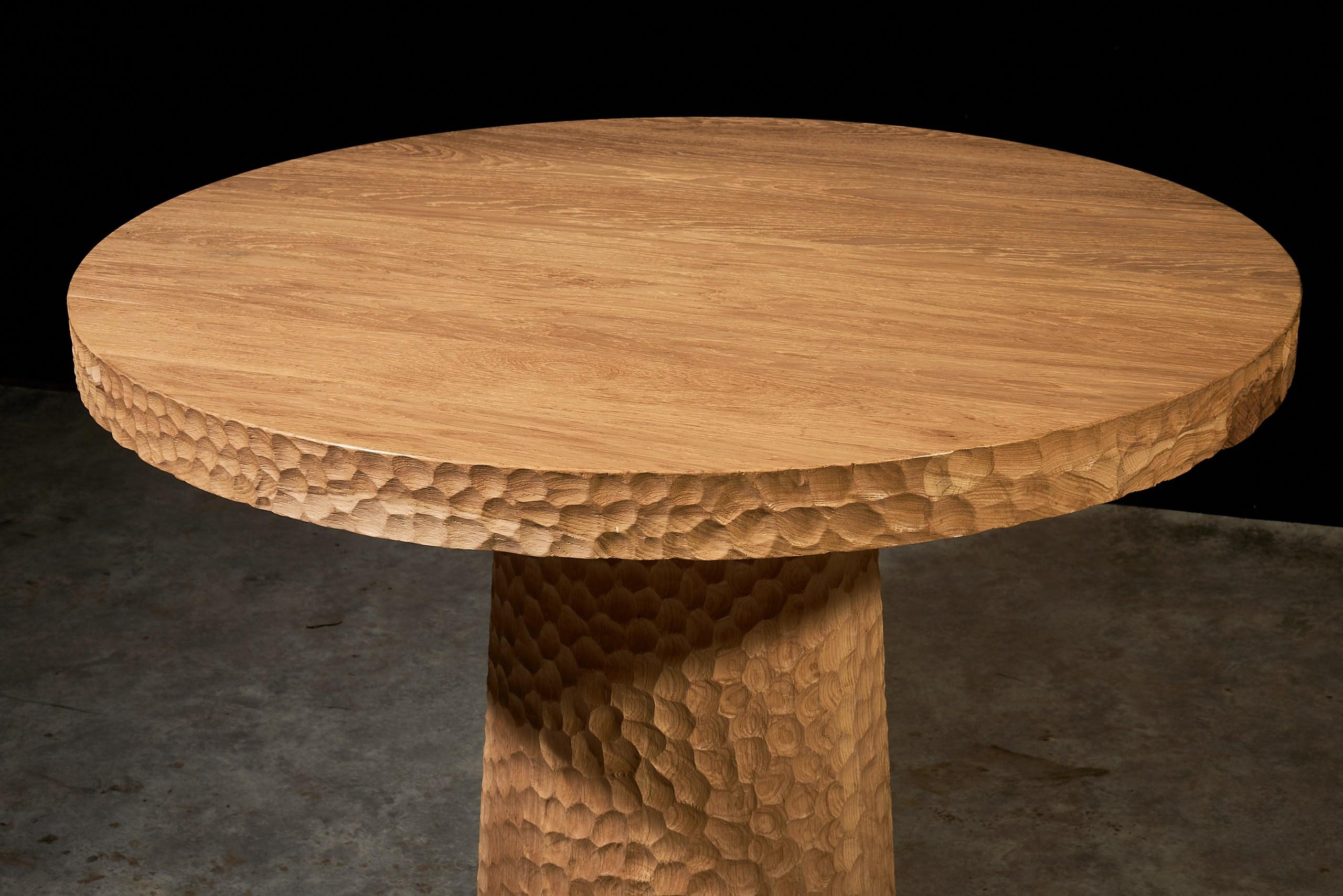Chêne Table de salle à manger ronde en Oak Ø120 cm avec texture sculptée à la main et base conique en vente