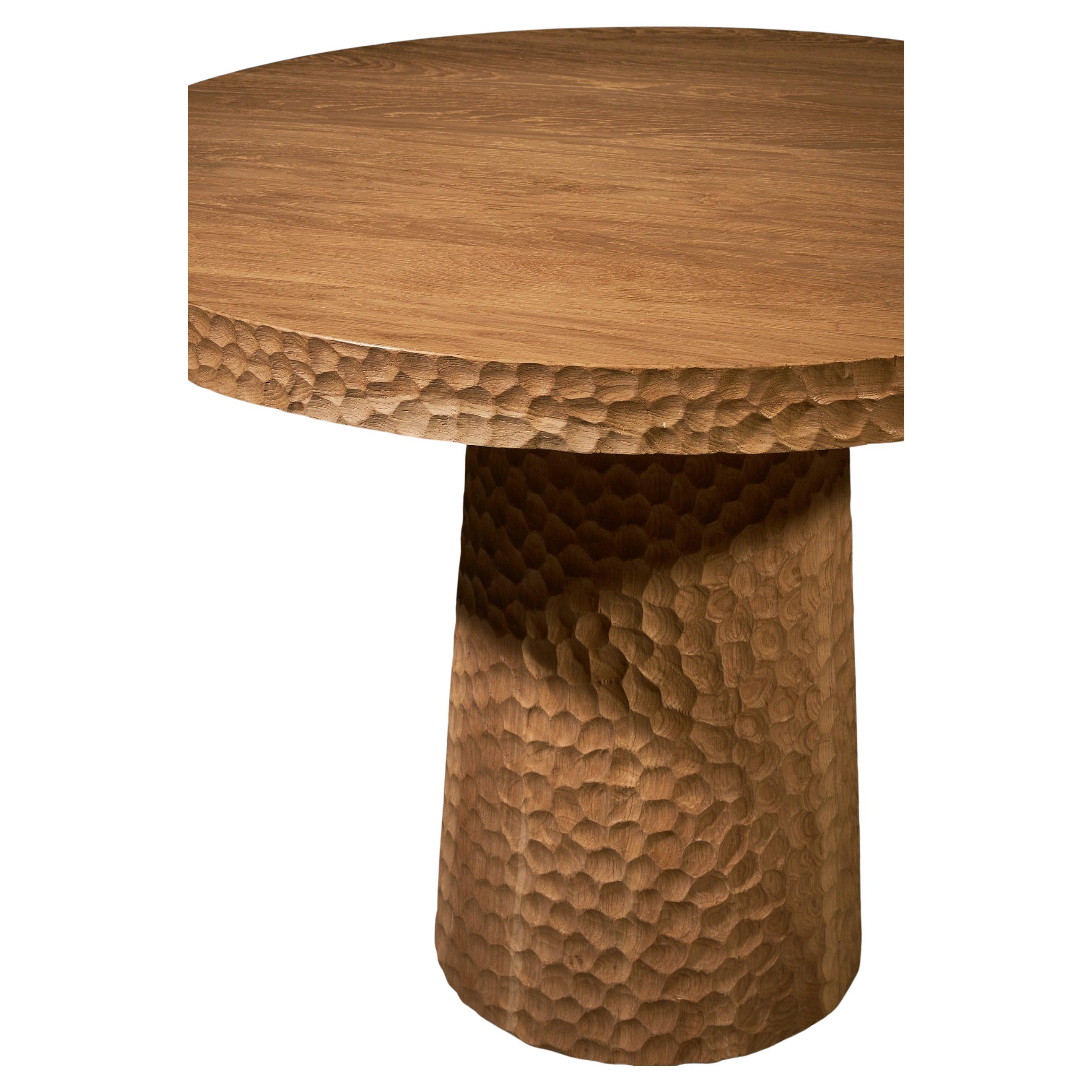 Table de salle à manger ronde en Oak Ø120 cm avec texture sculptée à la main et base conique en vente