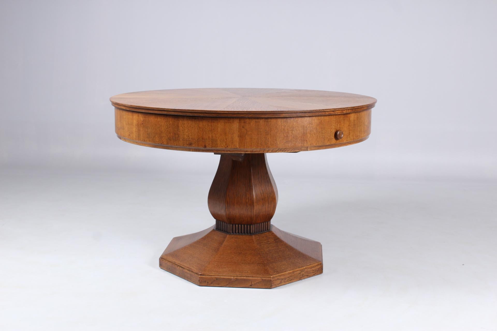 Liegnitzer Ringtisch, Germany 1920s

Oak solid and veneered.
Round table standing on an octagonal curved central base with a special and absolutely rare enlarging mechanism.
Design by Josef Seiler from 1918, patent pending in 1920.
The frame of