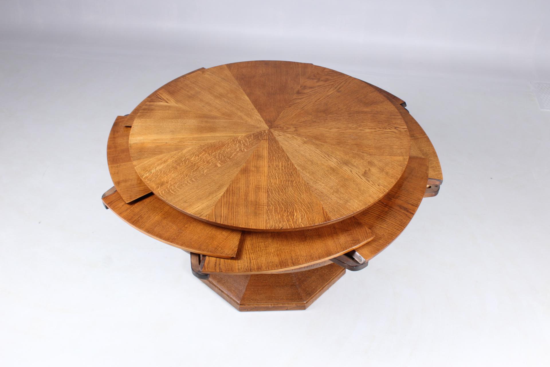 Round Oak Dining Table, Very Rare Enlarging Mechanism, Patented in 1920 In Good Condition In Greven, DE