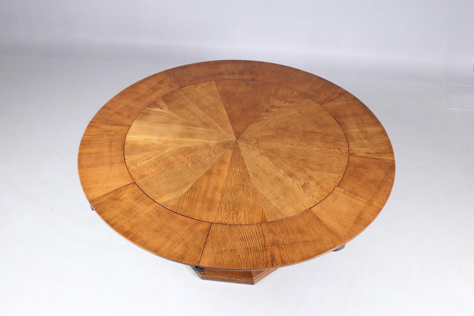 Early 20th Century Round Oak Dining Table, Very Rare Enlarging Mechanism, Patented in 1920