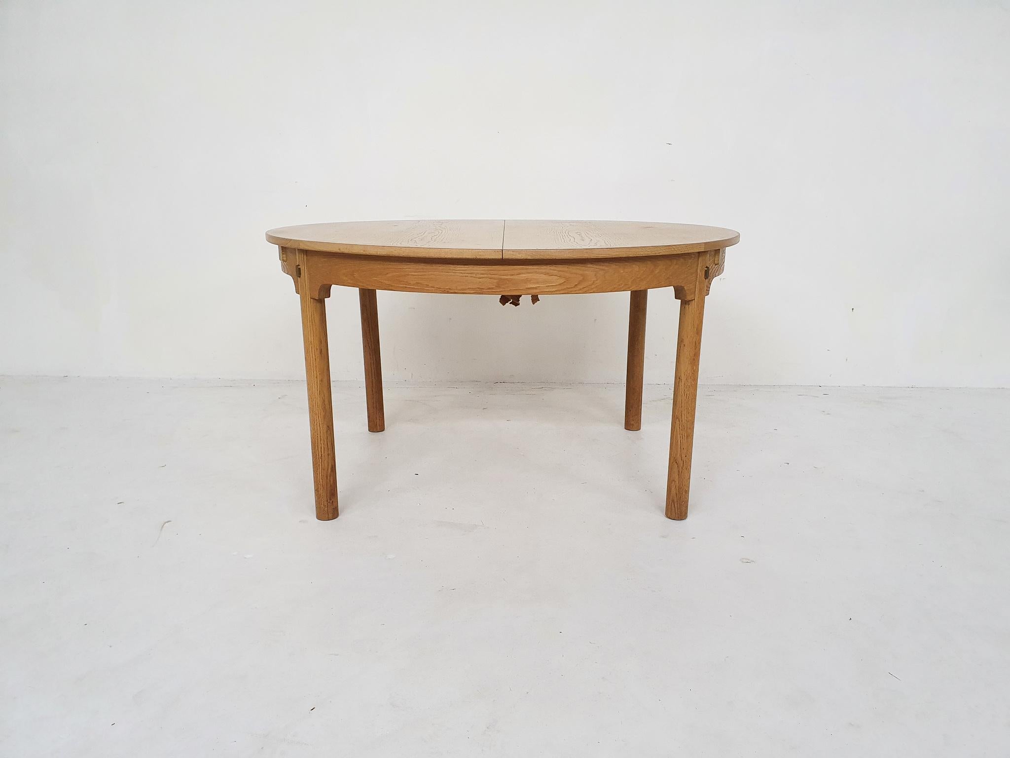 Light oak round dining table with two extension leaves which are stored under the table top. Model 140 / Oresund, designed by Borge Mogensen for Karl Andersson.
Some minor traces of use consistent with age and use.

Børge Mogensen
Børge Mogensen was