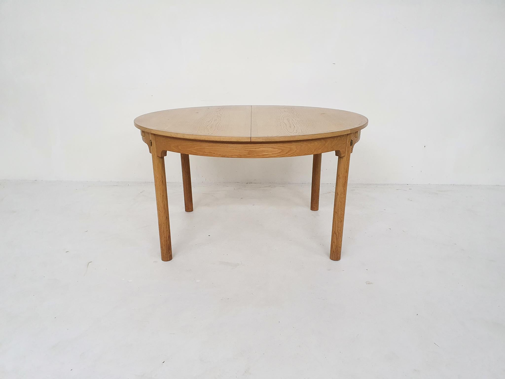 Scandinavian Modern Round oak extendable dining table by Borge Mogensen for Karl Andersson, Denmark 