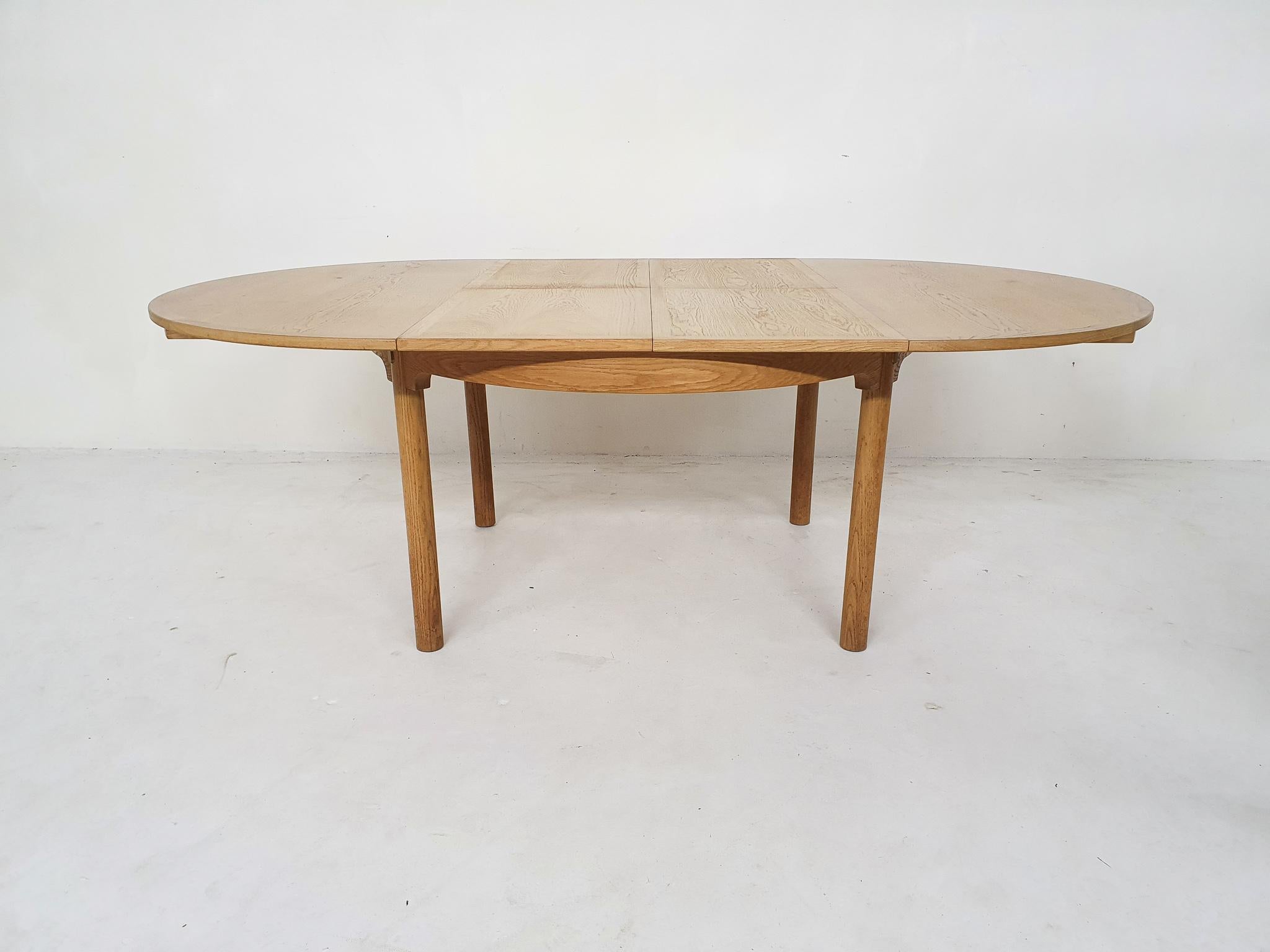 Round oak extendable dining table by Borge Mogensen for Karl Andersson, Denmark  In Good Condition In Amsterdam, NL