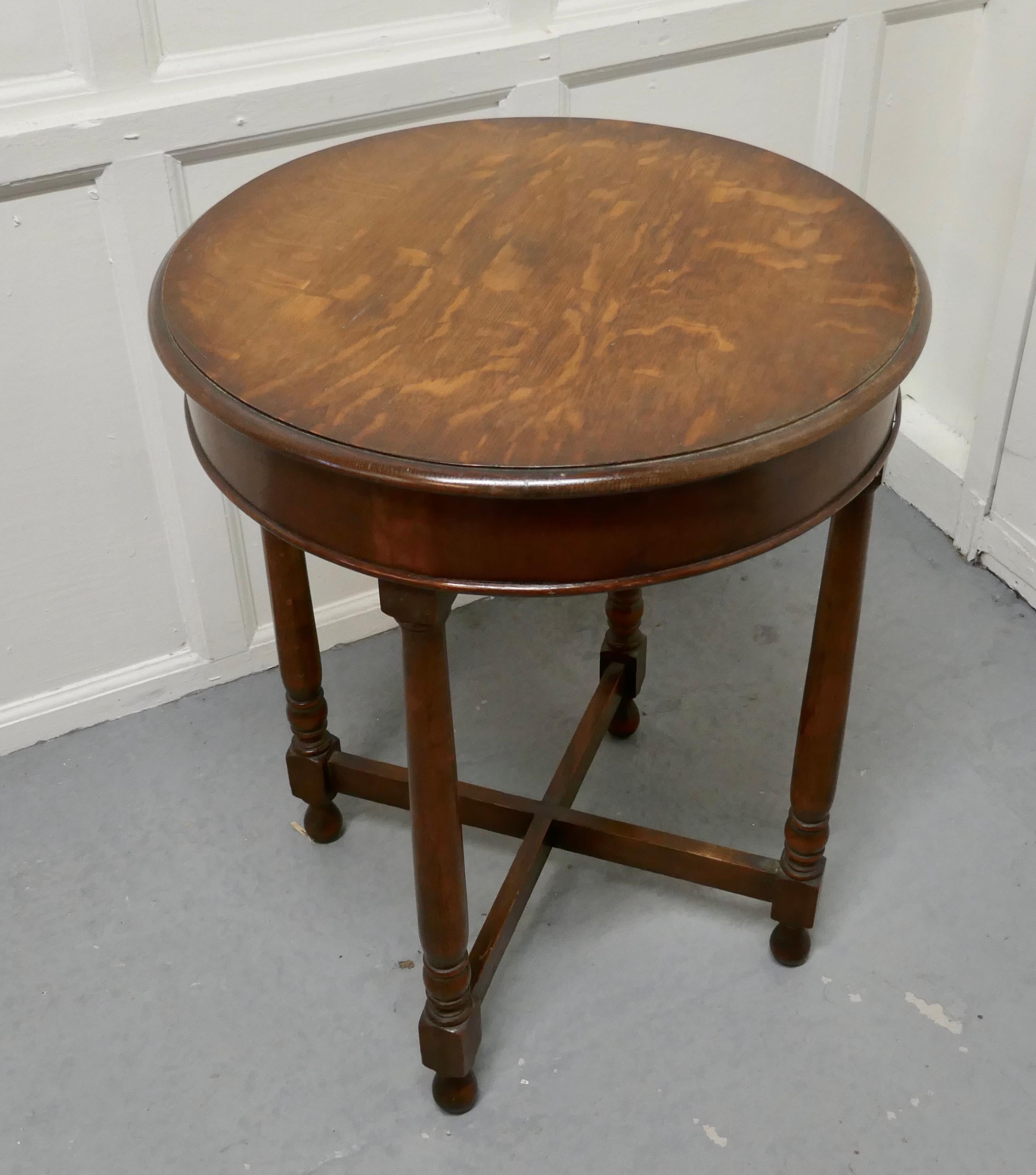 Round oak occasional table, with X stretcher

This useful little table has a round top with a deep moulded edge, it is set on elegant turned legs with an X stretcher near the floor

This is a very attractive piece, it 1s in good condition for