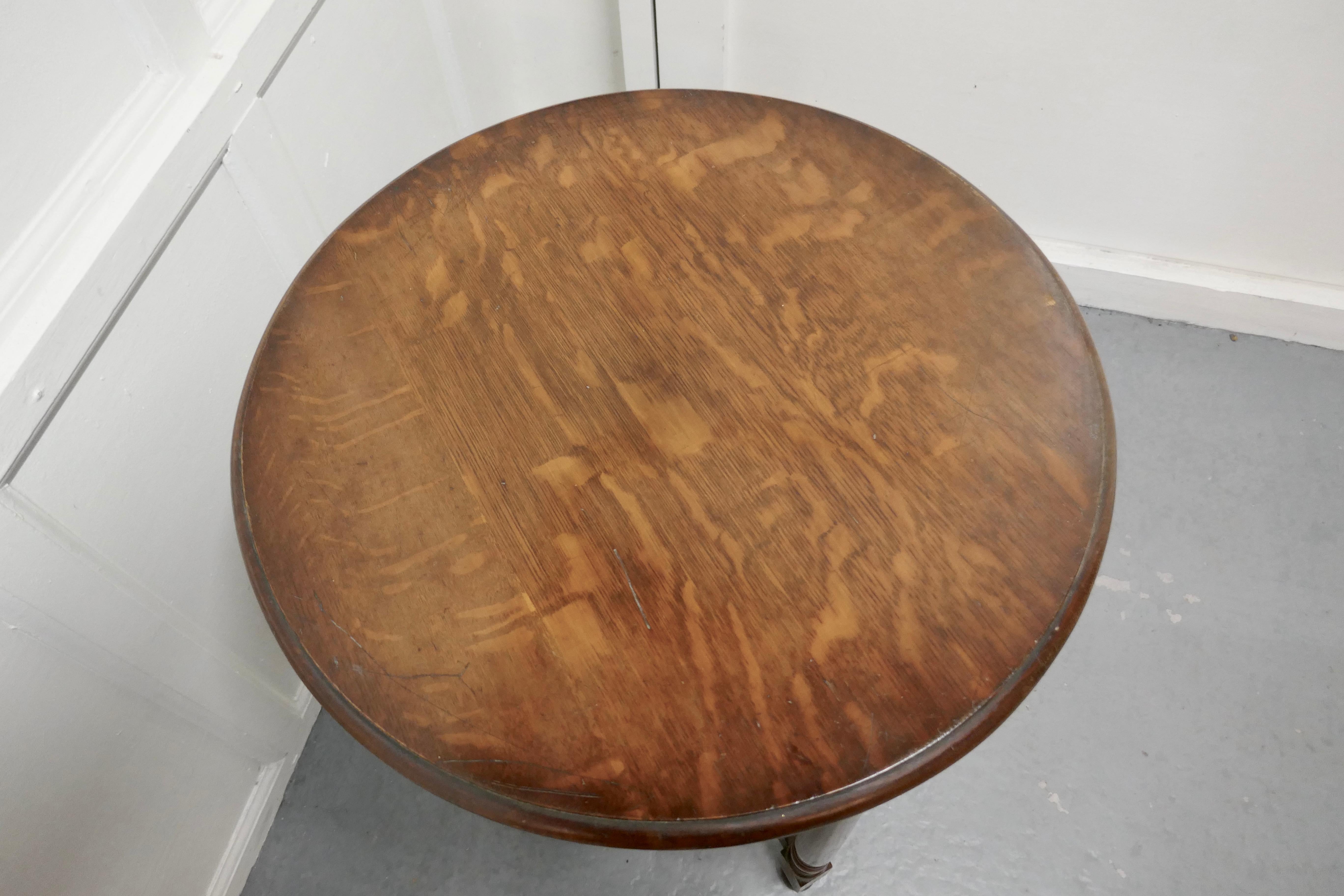 Round Oak Occasional Table, with X Stretcher In Good Condition In Chillerton, Isle of Wight