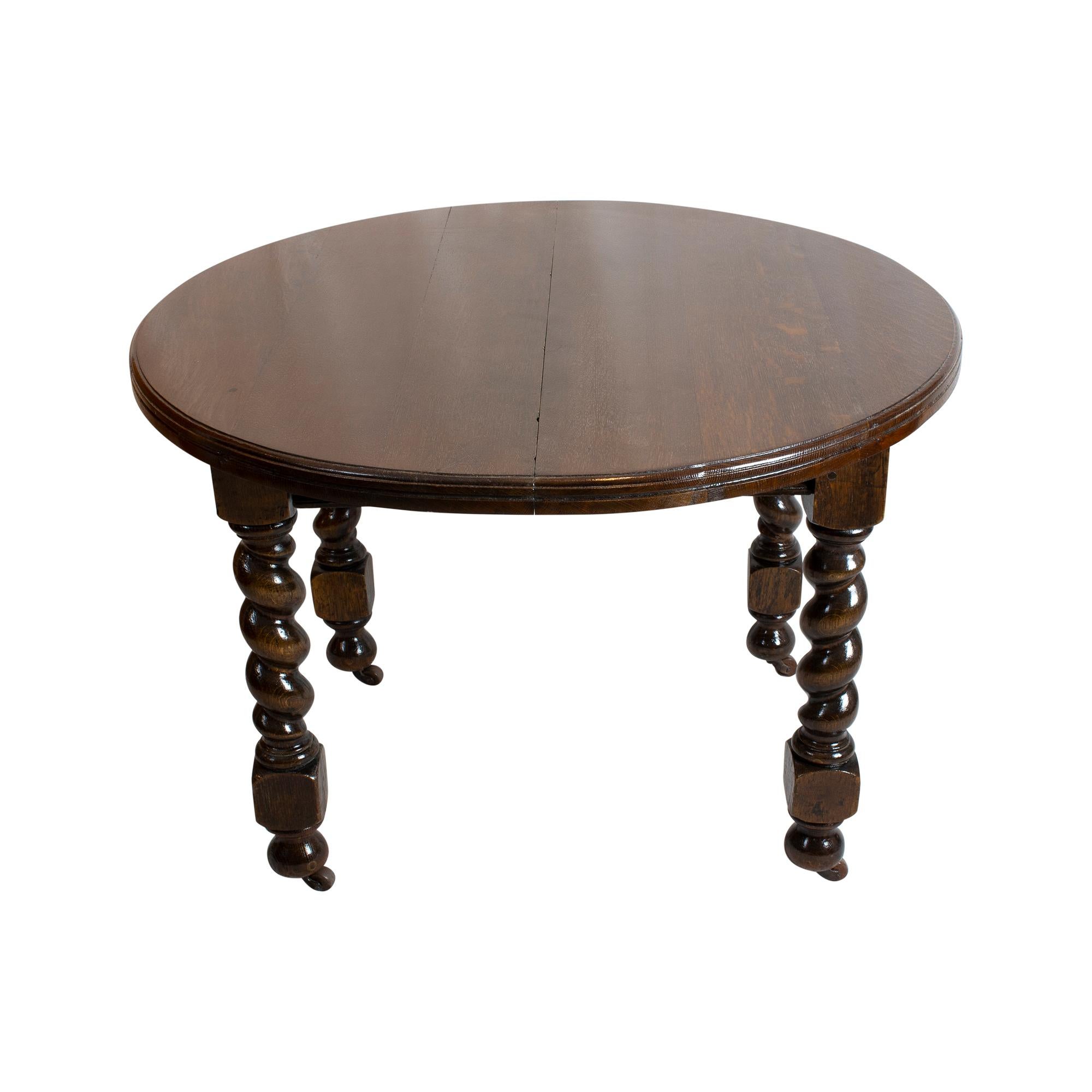 La table provient d'Angleterre vers 1880. La table était en bois de chêne. Une manivelle, fournie avec la table, permet de l'écarter et d'insérer un plateau qui l'agrandit de 43 cm. La table repose sur les roulettes d'origine. La table est en bon