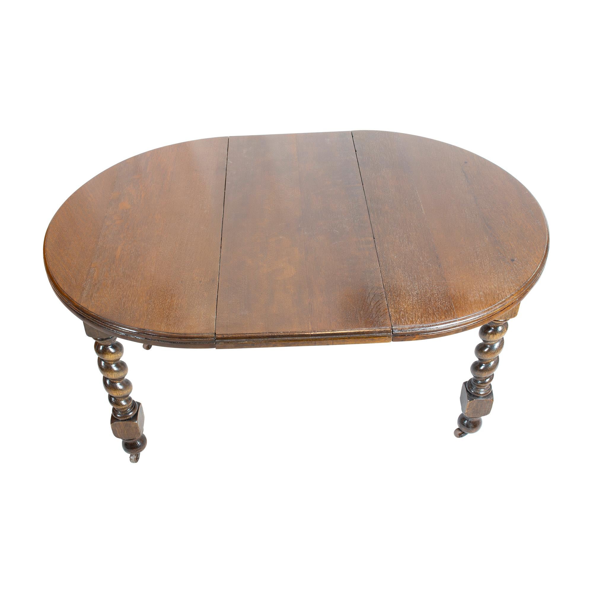 Polished Round Oak Table Extendable from England Around 1880 For Sale