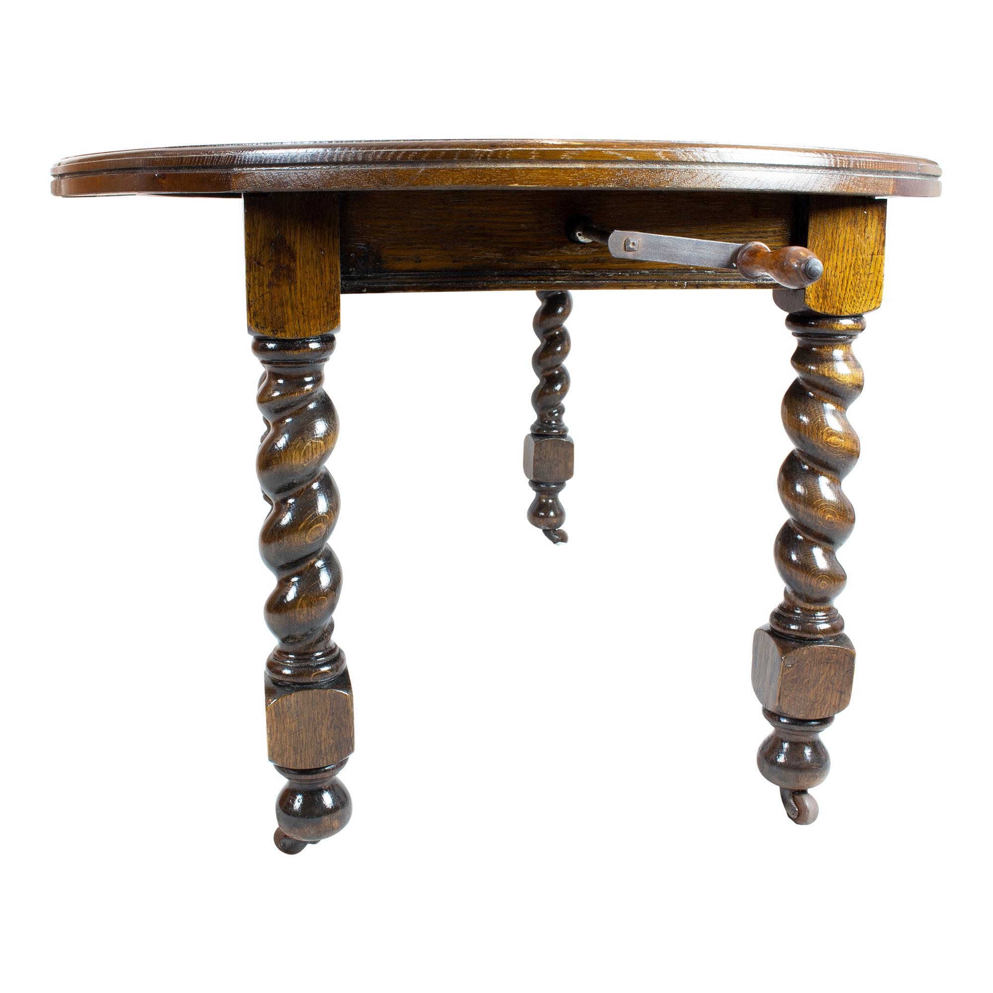 Runder ausziehbarer Eichenholztisch aus England um 1880 im Zustand „Gut“ im Angebot in Darmstadt, DE