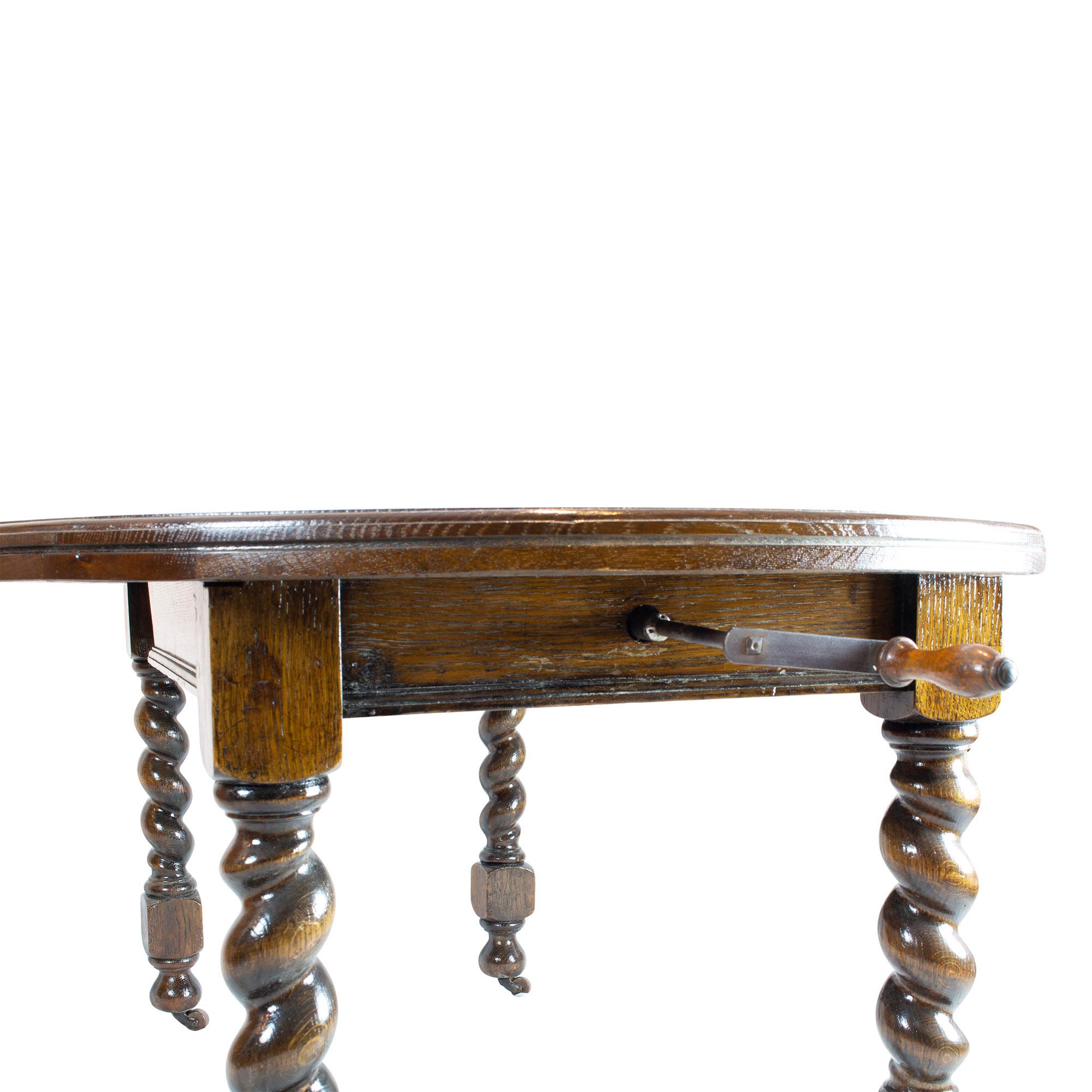 Poli Table ronde en chêne à rallonge extensible d'Angleterre vers 1880 en vente