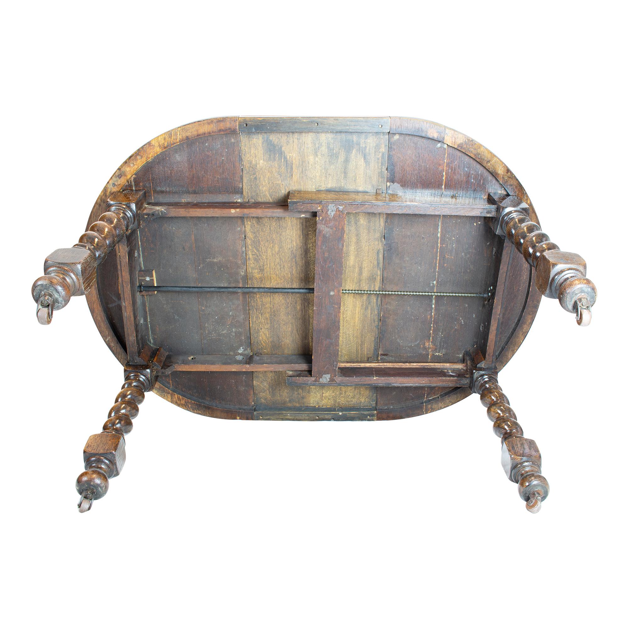XIXe siècle Table ronde en chêne à rallonge extensible d'Angleterre vers 1880 en vente
