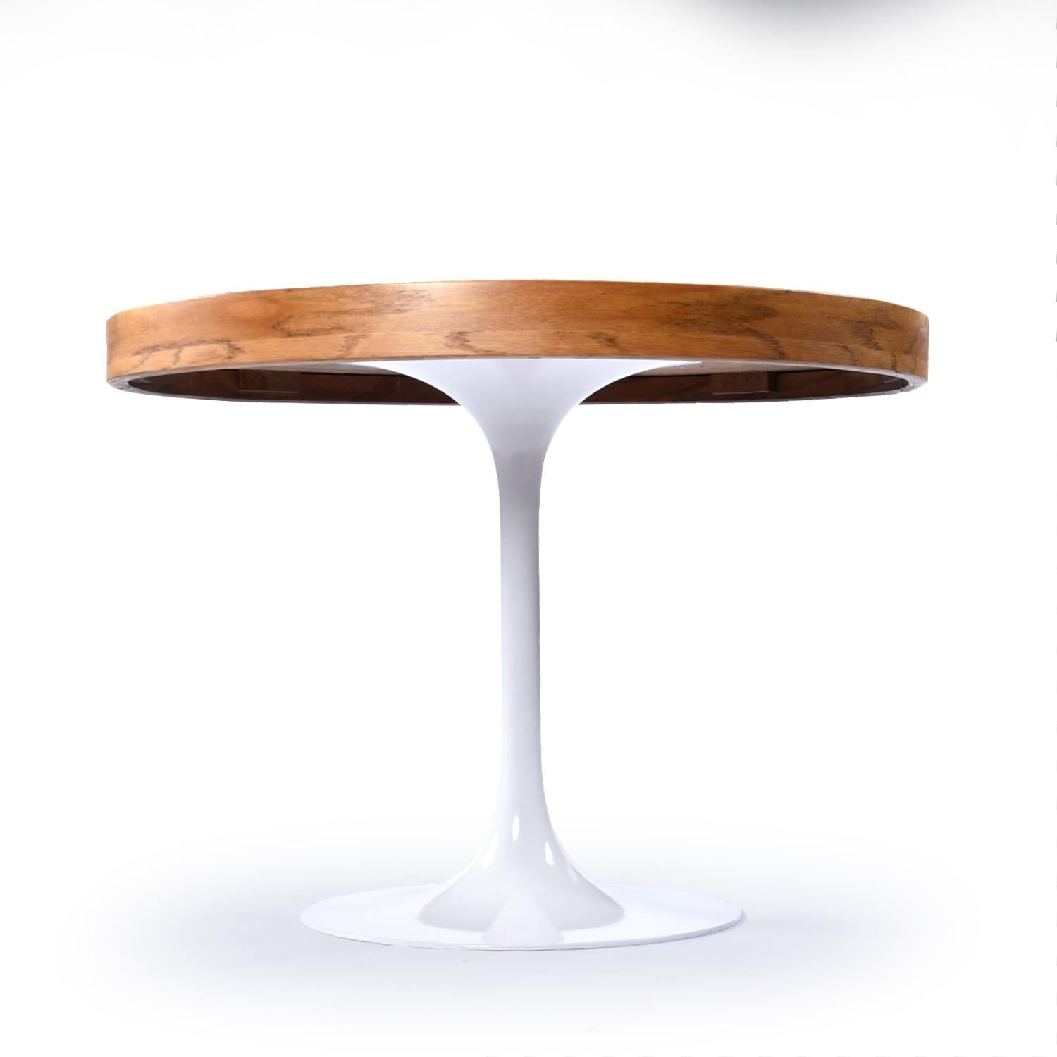 Round Oak Tulip Pedestal Table with 4 Brown and Chrome Parsons Dining Chairs In Good Condition In Chattanooga, TN