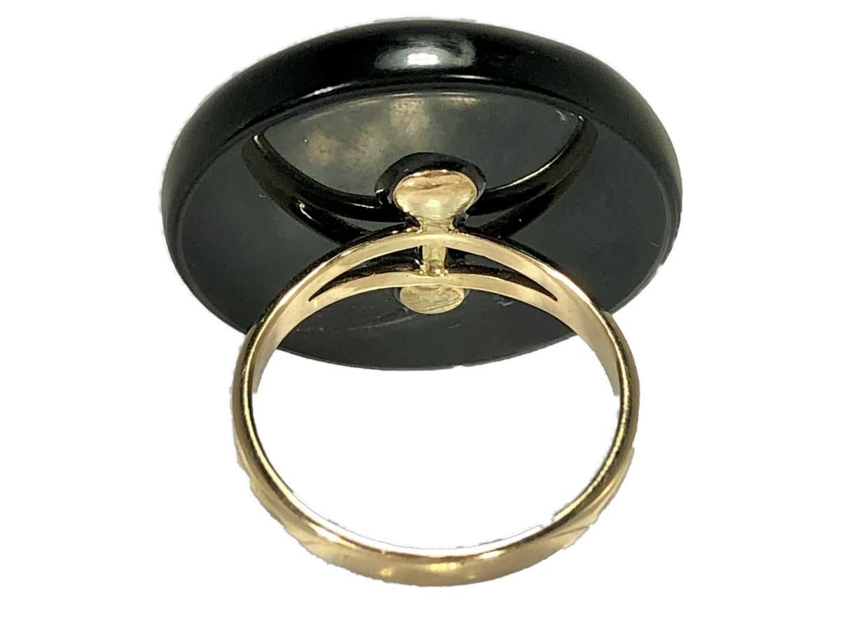 Round Onyx Ring with Fluted Gold Dome Center In Good Condition For Sale In Palm Beach, FL