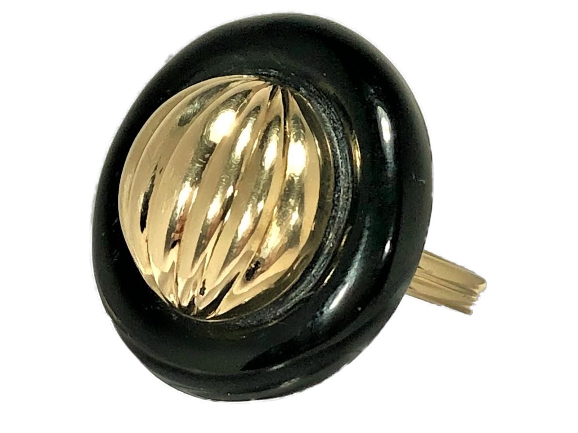 Round Onyx Ring with Fluted Gold Dome Center For Sale 1