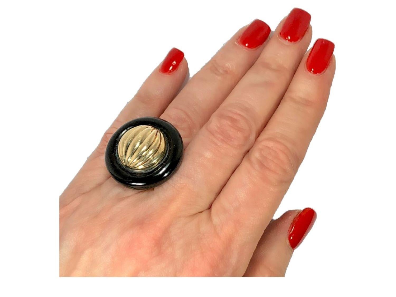 Round Onyx Ring with Fluted Gold Dome Center For Sale 2
