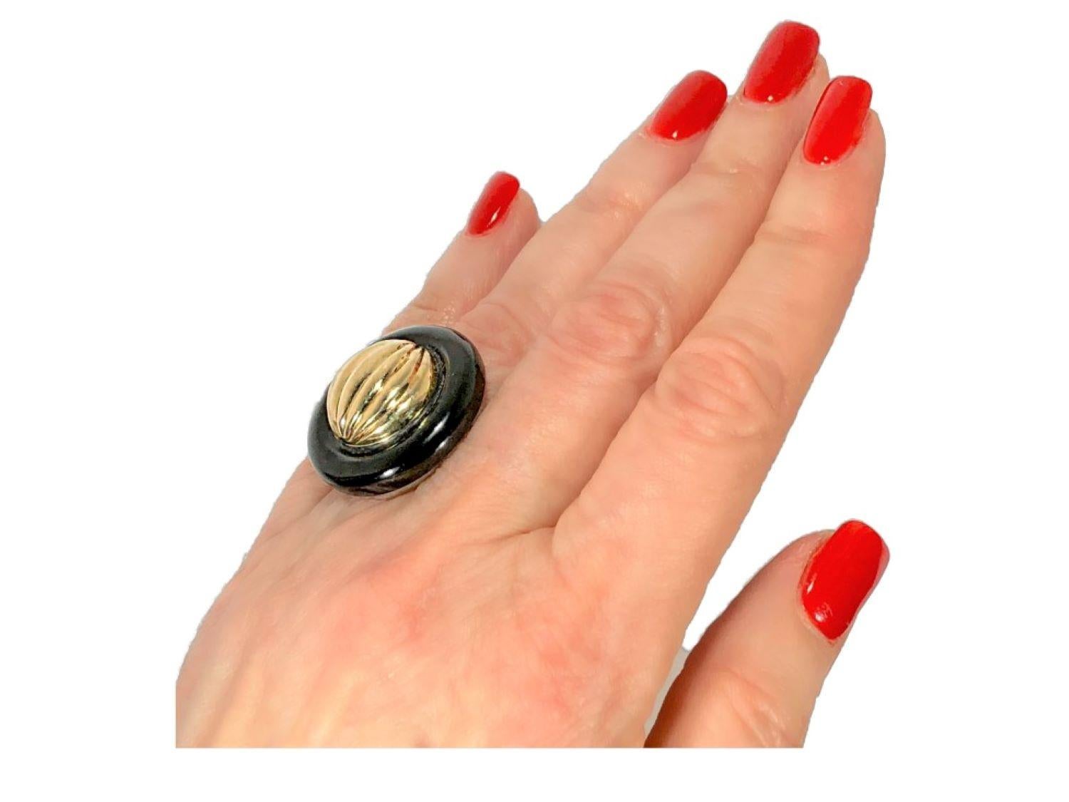 Round Onyx Ring with Fluted Gold Dome Center For Sale 3
